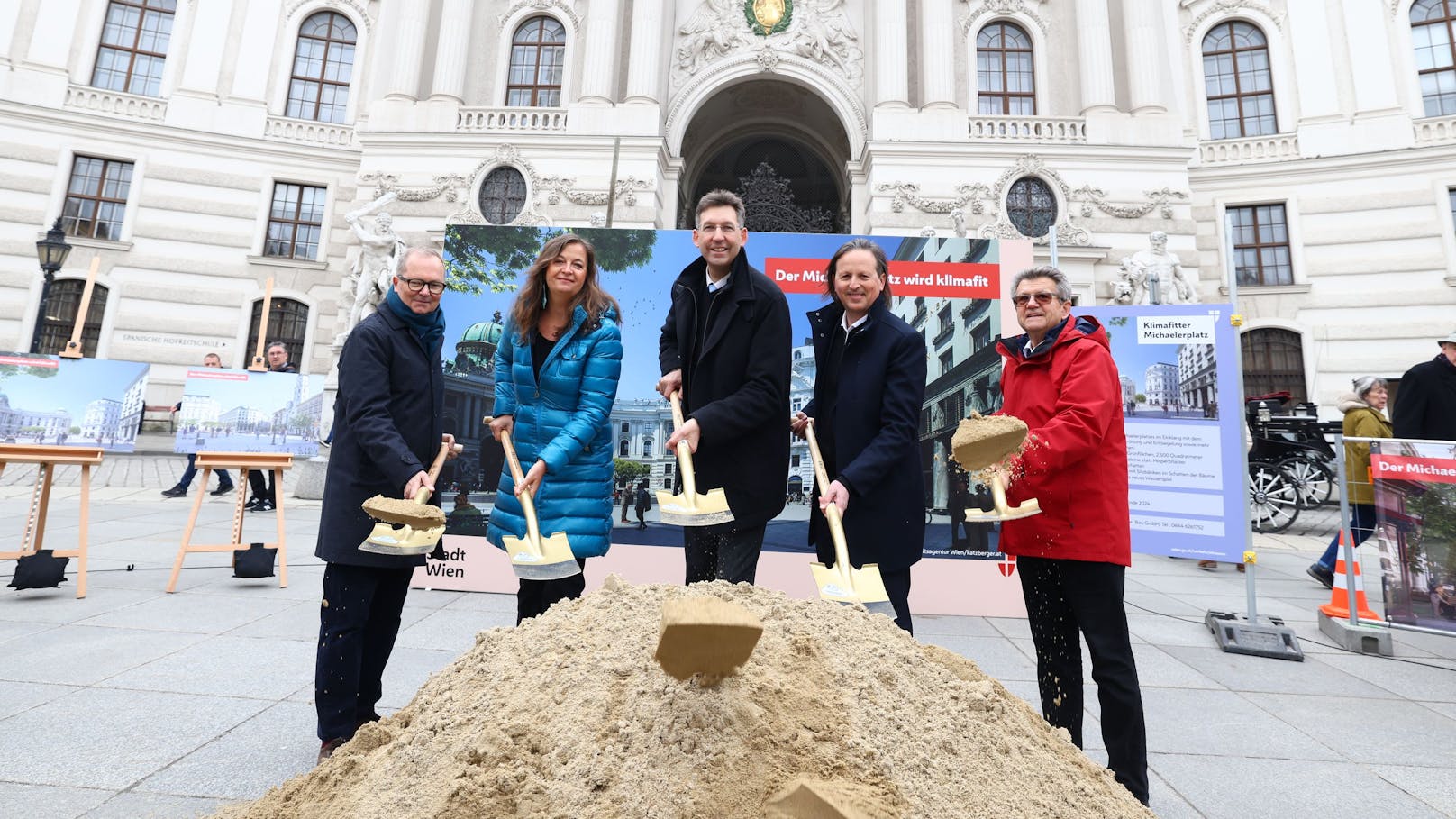 Architekt Paul Katzberger, Planungsstadträtin Ulli Sima, Bezirksvorsteher Markus Figl, Wolfgang Salcher, Landeskonservator für Wien und Pater Erhard Rauch, Pfarrer der Michaelerkirche (v.l.).