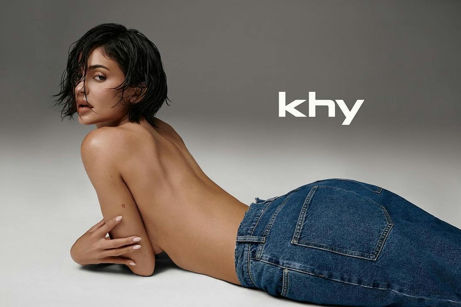 Ob Kylie ihre Haare wirklich abgeschnitten hat, oder es sich um eine Perücke handelt, ist nicht bekannt.