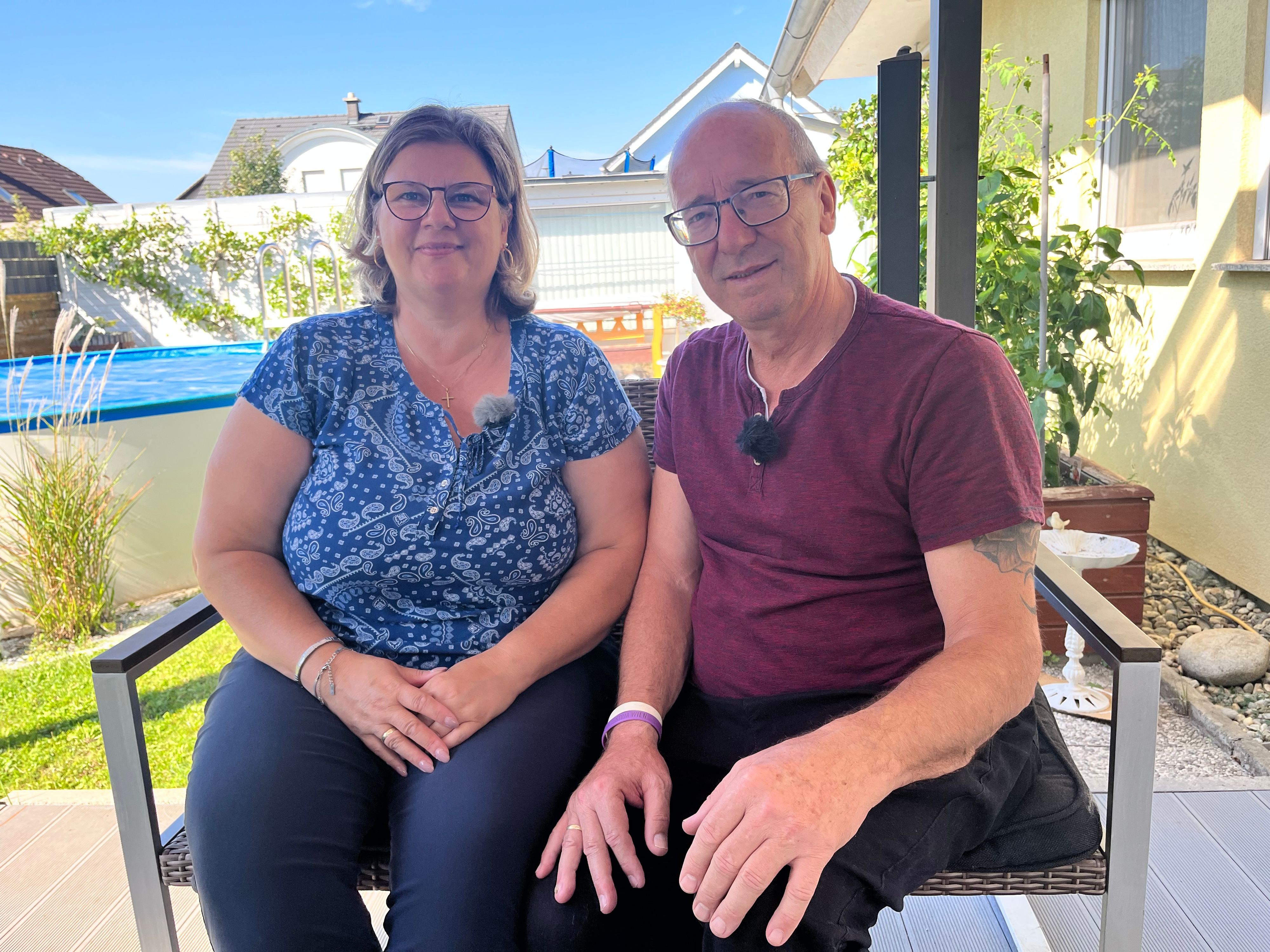 Lydia (l.) hat zu viel Geld in Diätpillen gesteckt, die nichts halfen. Um abzunehmen, wenden sie und ihr Mann Toni sich an Ernährungsexpertin Holly Wilkinson.