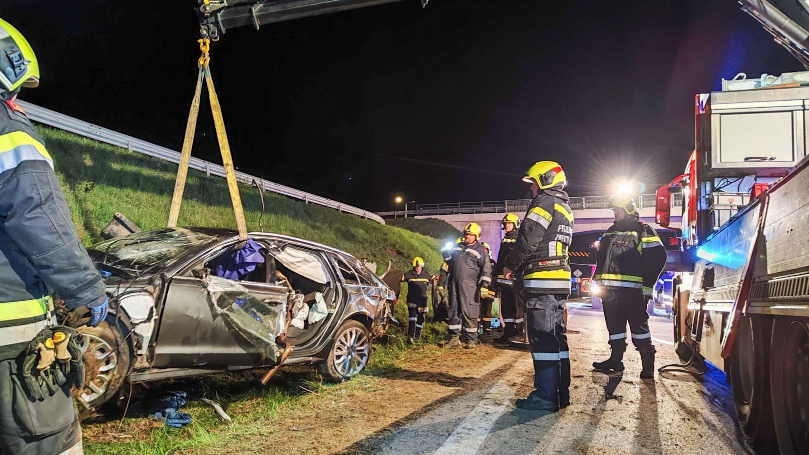 Nach erfolgreicher Rettung wurde der Verletzte von den Rettungskräften erstversorgt...