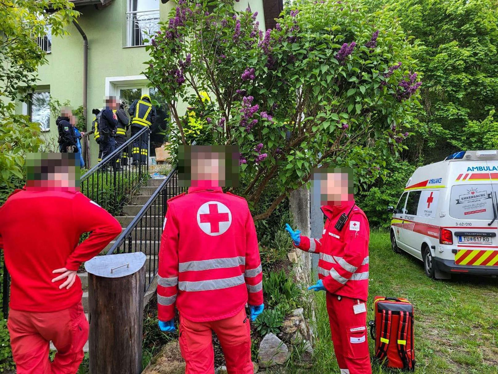 Eine Person im Haus stürzte und benötigte medizinische Hilfe.