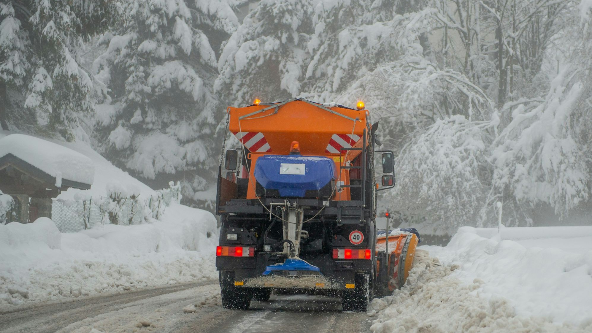 In den kommenden Stunden könnte in Österreich wieder der Winterdienst ausrücken müssen. Archivbild.