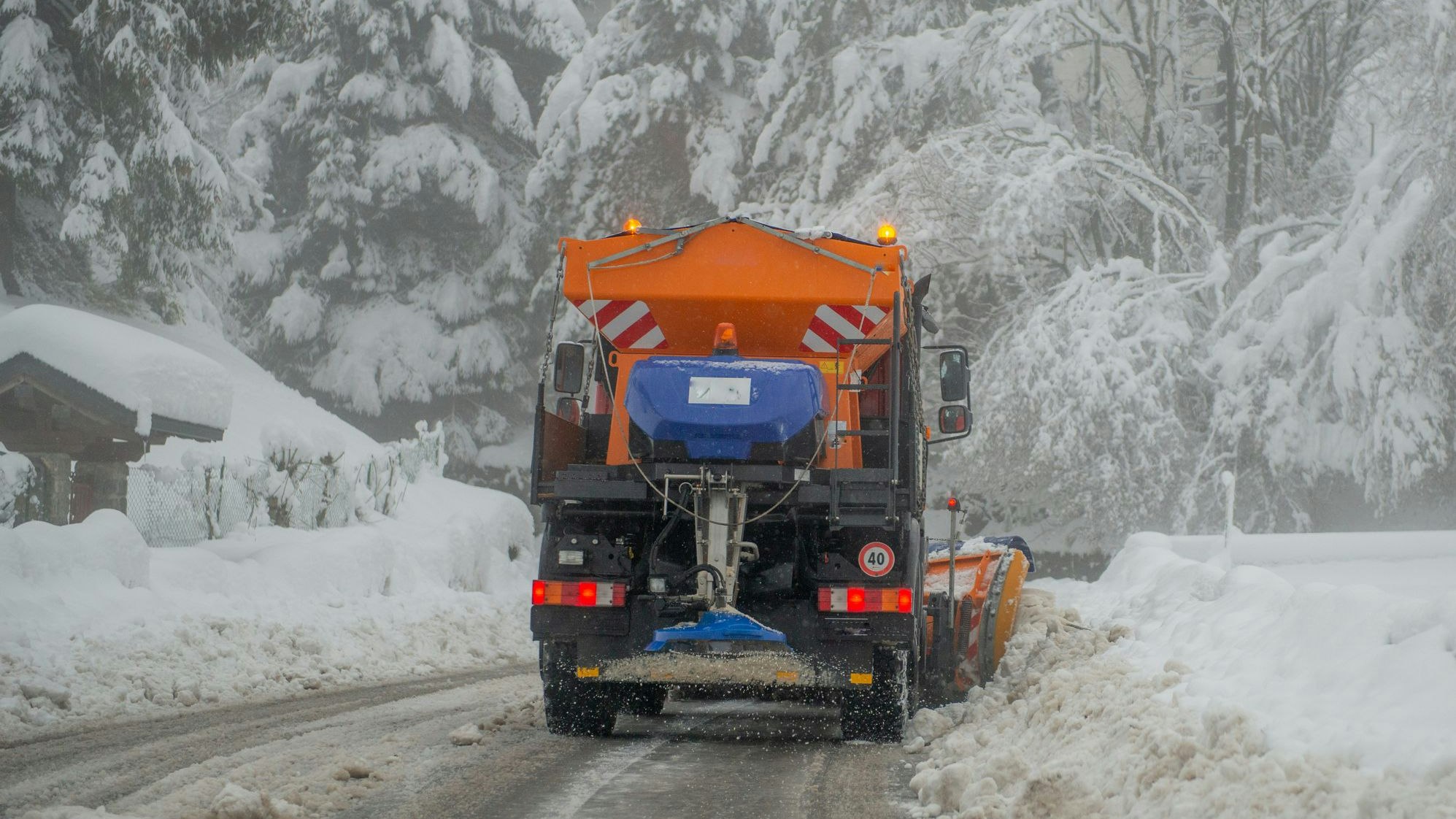 In den kommenden Stunden könnte in Österreich wieder der Winterdienst ausrücken müssen. Archivbild.