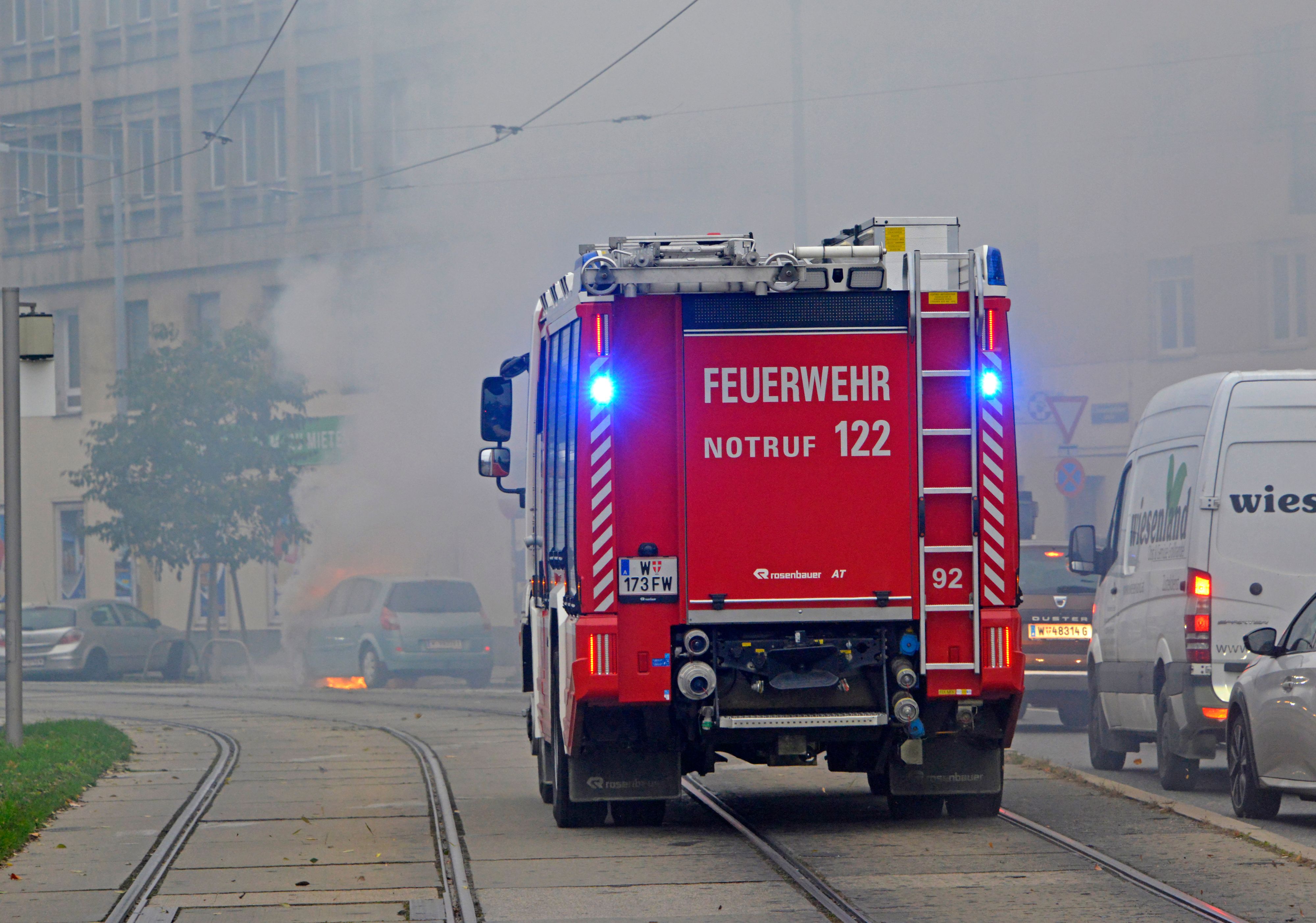 Die Wiener Berufsfeuerwehr auf dem Weg zu einem Einsatz.