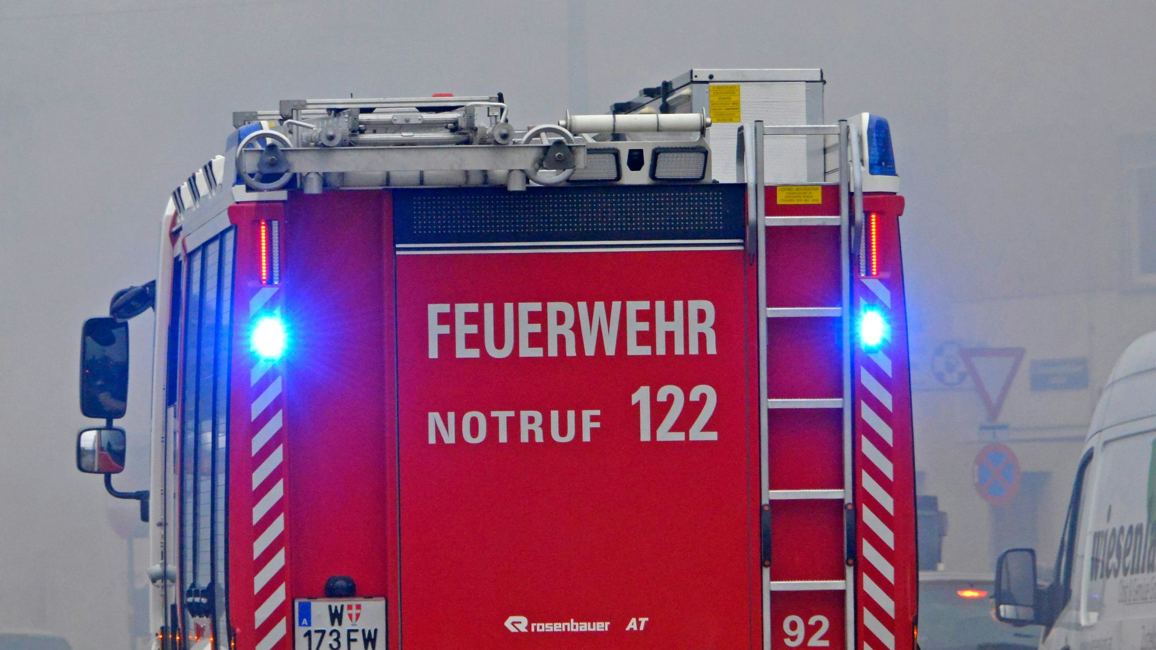 Die Wiener Berufsfeuerwehr auf dem Weg zu einem Einsatz. Symbolbild.