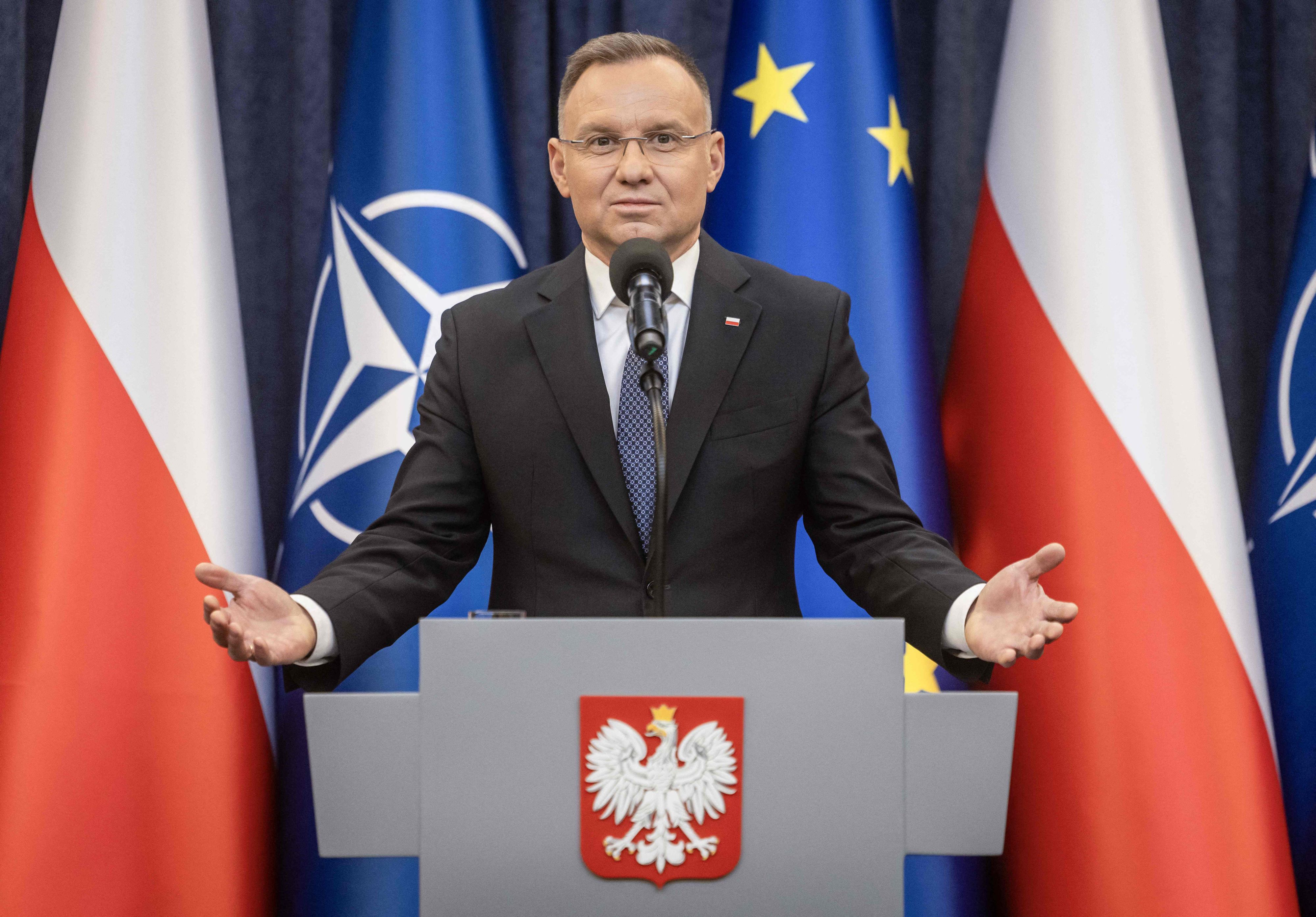 Polens Präsident Andrzej Duda während einer Pressekonferenz im Jänner 2024. Im Hintergrund die Flaggen Polens, der EU und der NATO.