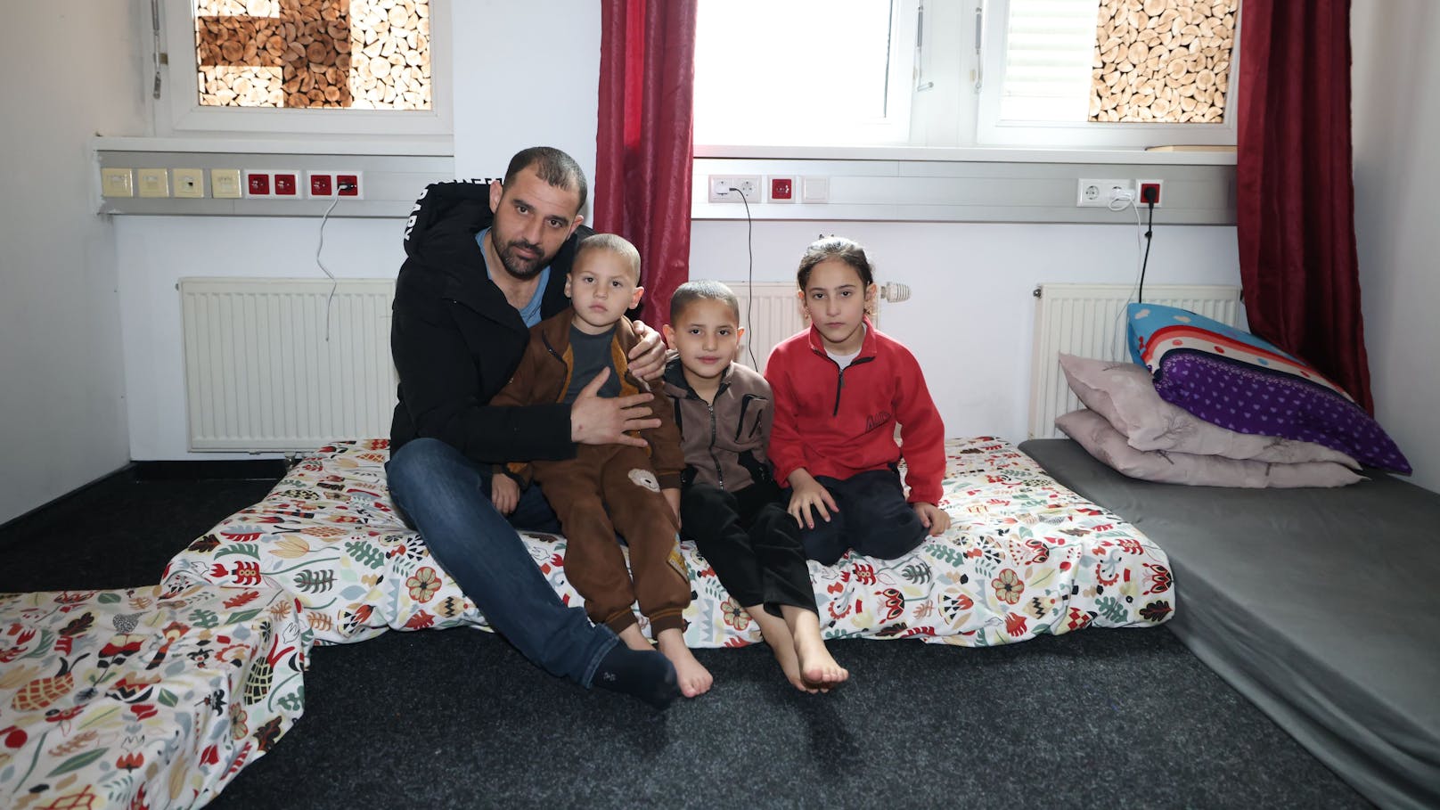Yousef (32) kann für seine Kinder Mohammad, Omar und Nameh (vl.n.r.) nichts kochen. "Wir müssen zum McDonalds gehen oder Brot mit Aufstrichen essen."