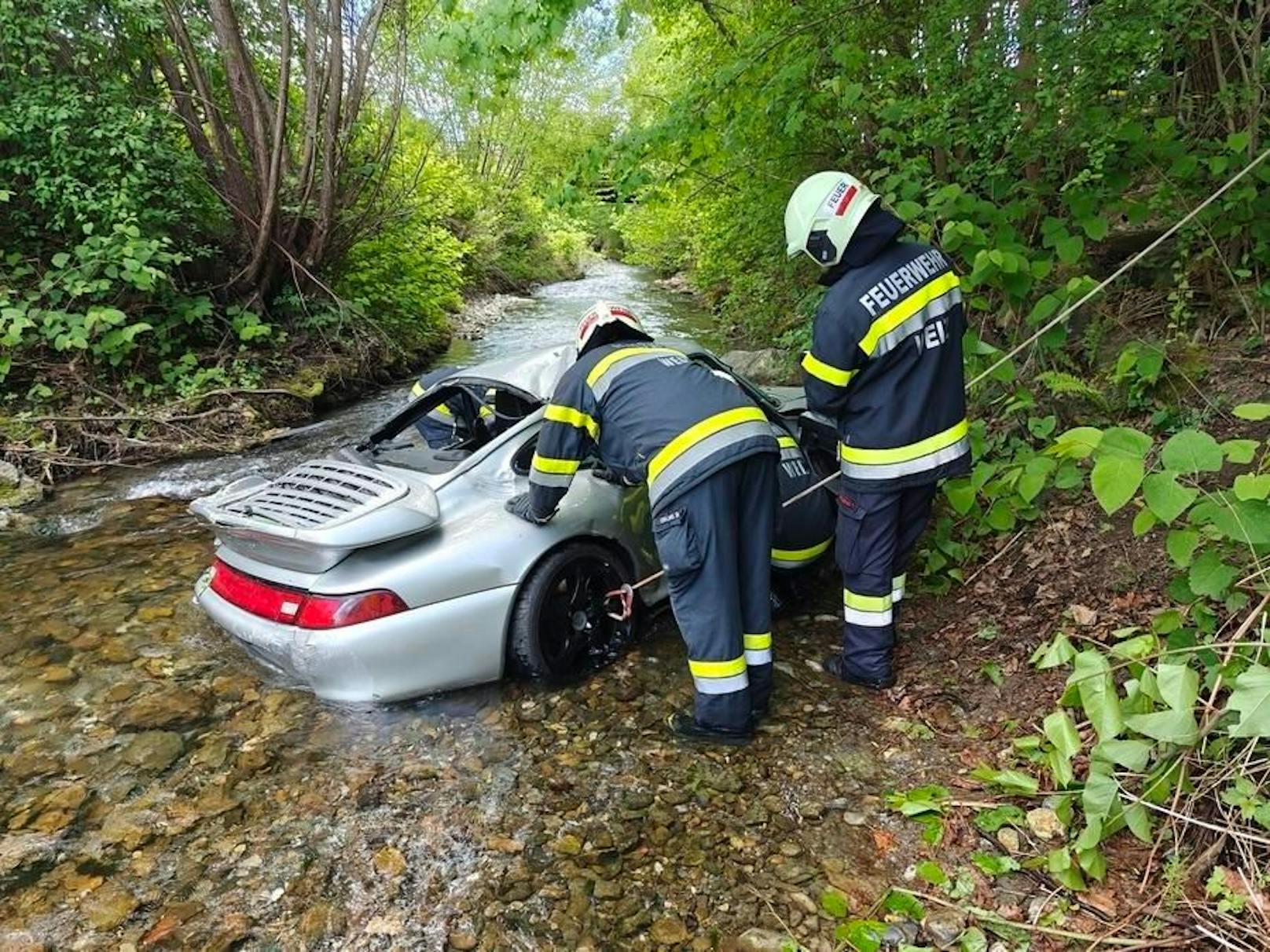 Als er den 81-jährigen Lenker fand, war dieser laut seinen Aussagen ansprechbar, war aber schwer verletzt.