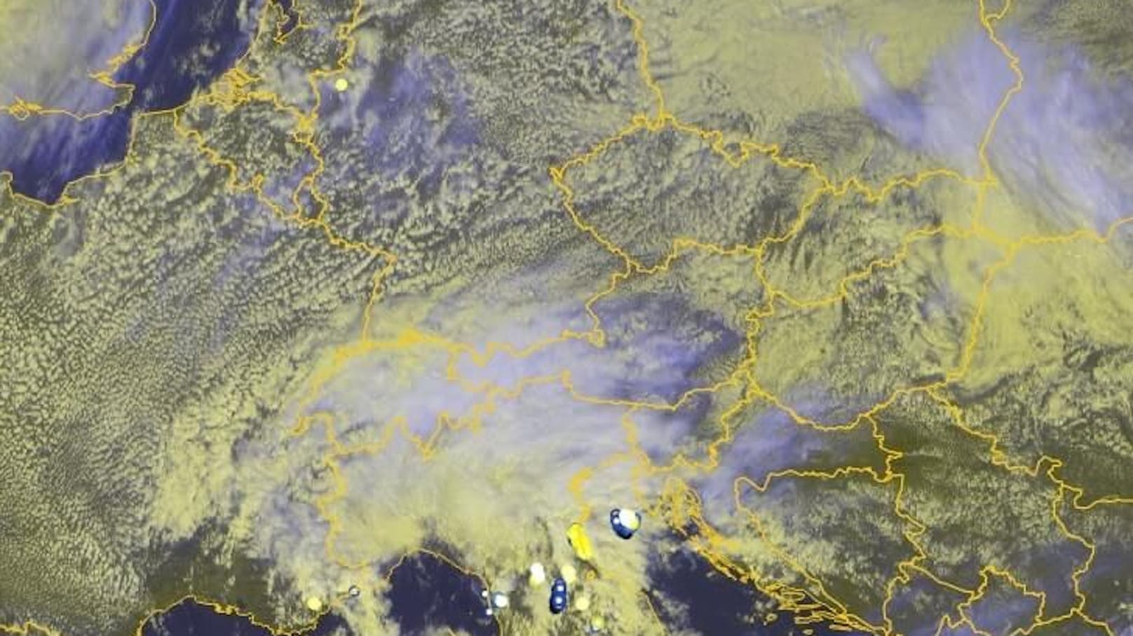 Das aufziehende Italientief (Satellitenbild von 14 Uhr) beeinflusst bereits den Westen des Landes.