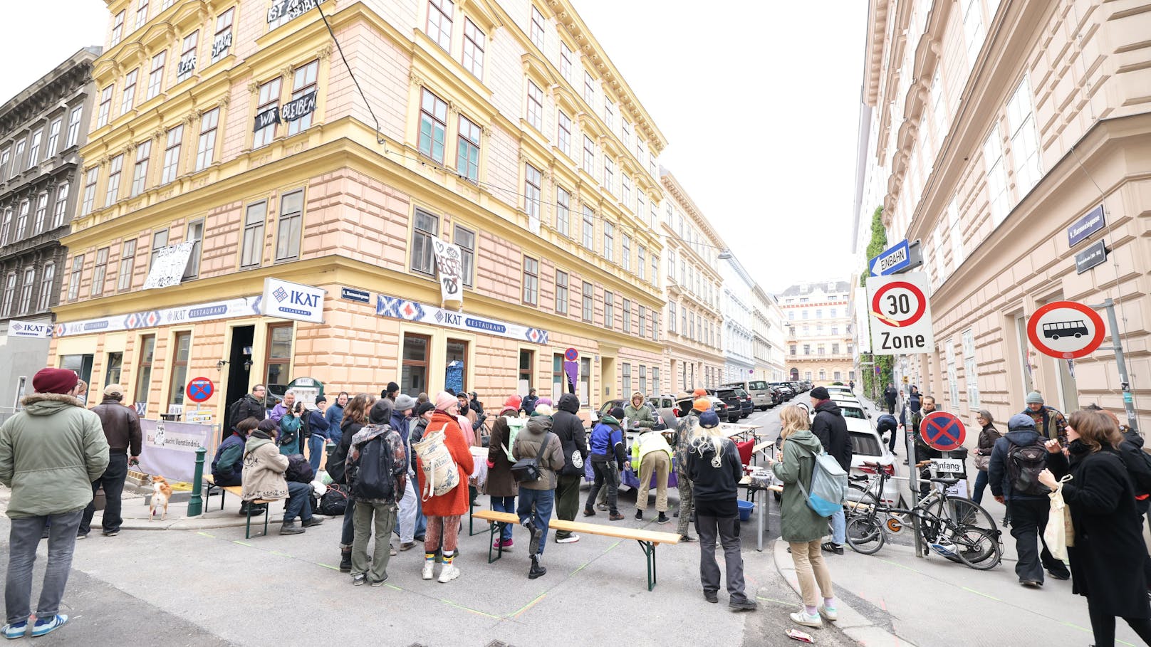 Aktivisten besetzen leeres Haus in Wien-Alsergrund