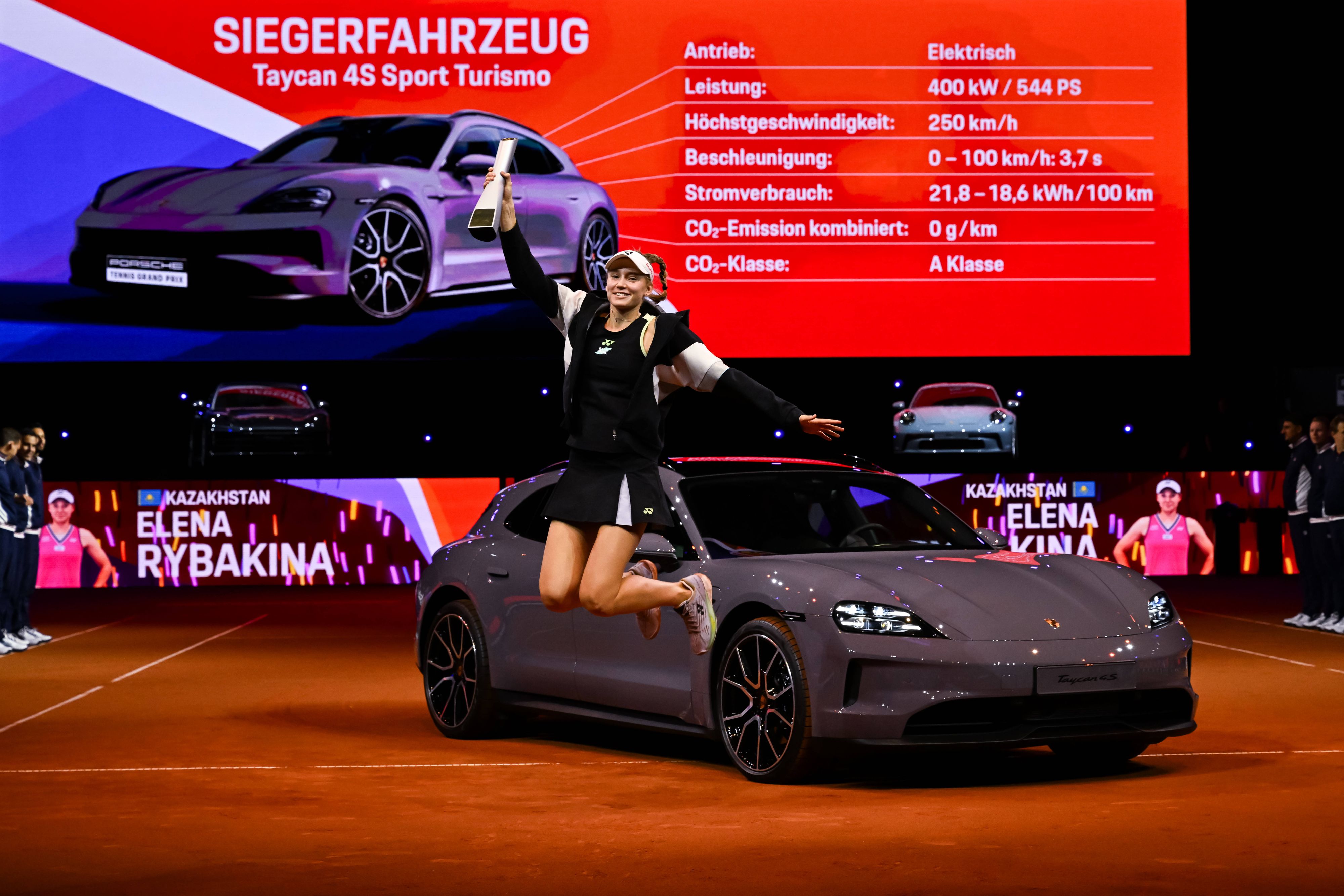 Rybakina hüpft vor dem Porsche.