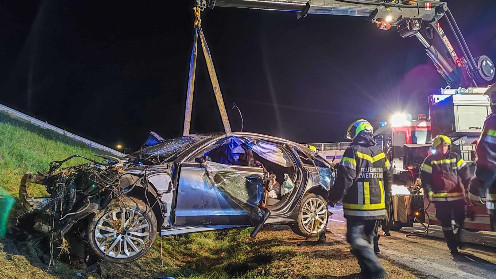 Dabei kamen auch Rettungszylinder zum Einsatz, um die Stabilität des Fahrzeugs zu gewährleisten.