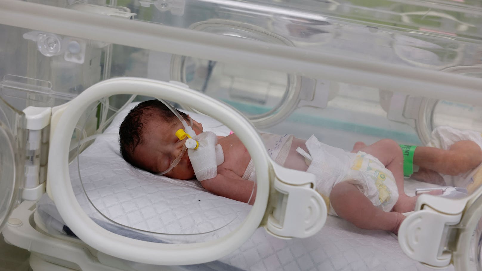 Die kleine Sabreen wurde in der Nacht auf den 21. April 2024 in einem Spital in Gaza per Notkaiserschnitt geboren. Der Rest ihrer Familie kam beim israelischen Luftangriff ums Leben.