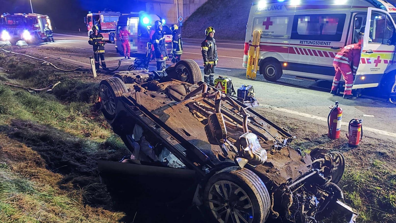 Die ersten eintreffenden Kräfte der Feuerwehr begann umgehend mit der Rettungsaktion.