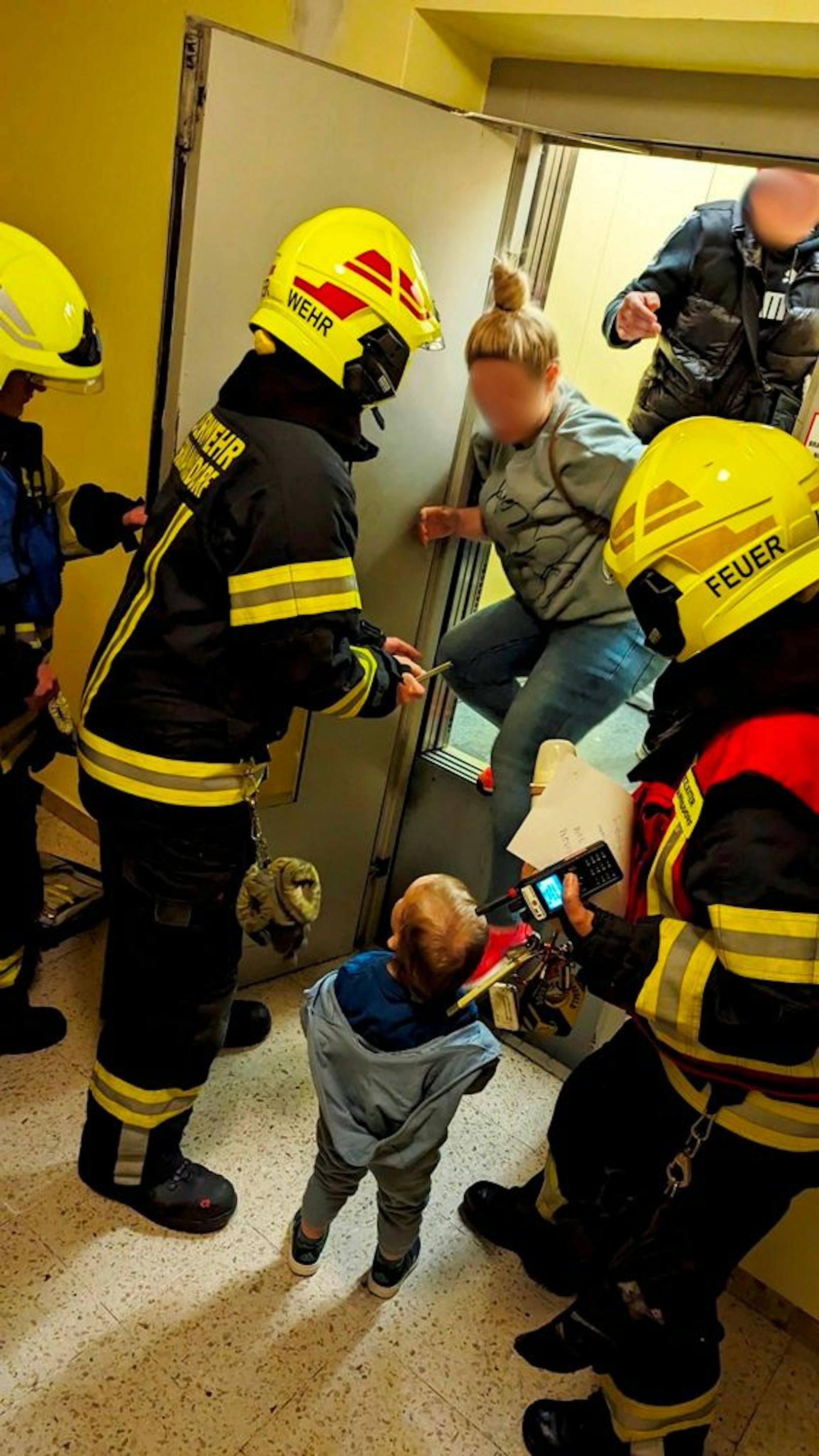 In einem Wohnhaus in Biedermannsdorf blieb der Lift stecken.