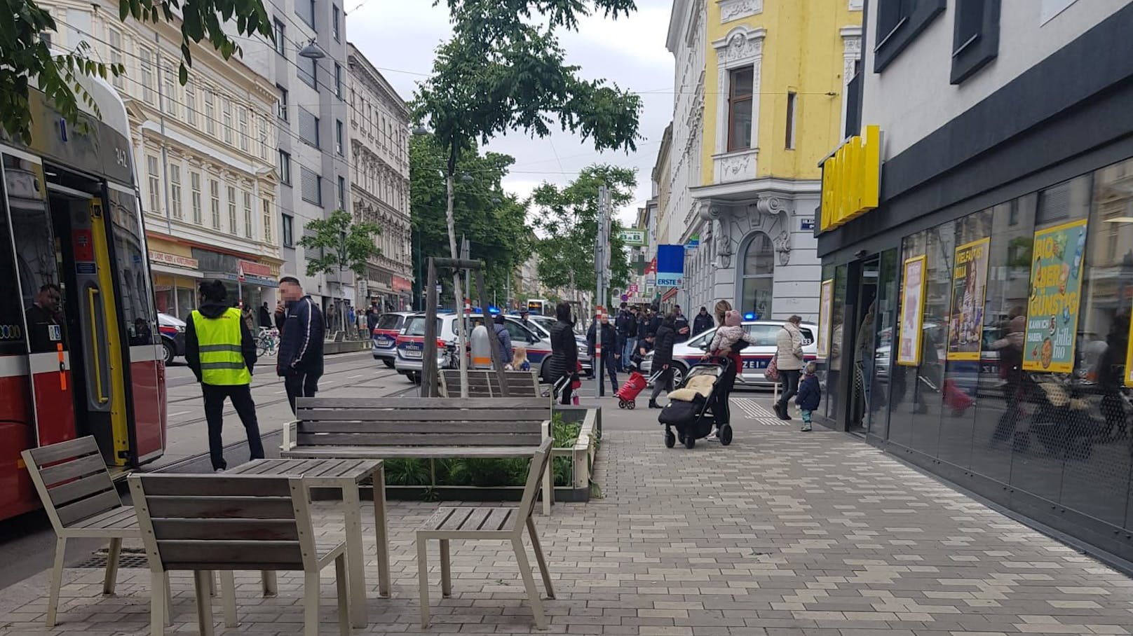 Aufgrund des Einsatzes musste der Verkehr gesperrt werden.