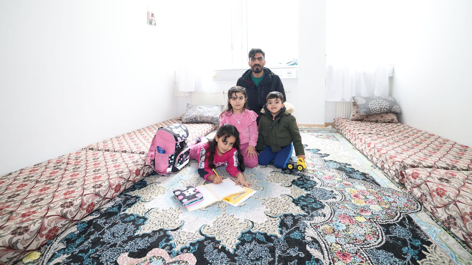 Hussein A. (29) und seine Kinder Zarah, Rahaf und müssen Hausaufgaben tagsüber machen, denn abends gibt es kein Licht mehr.