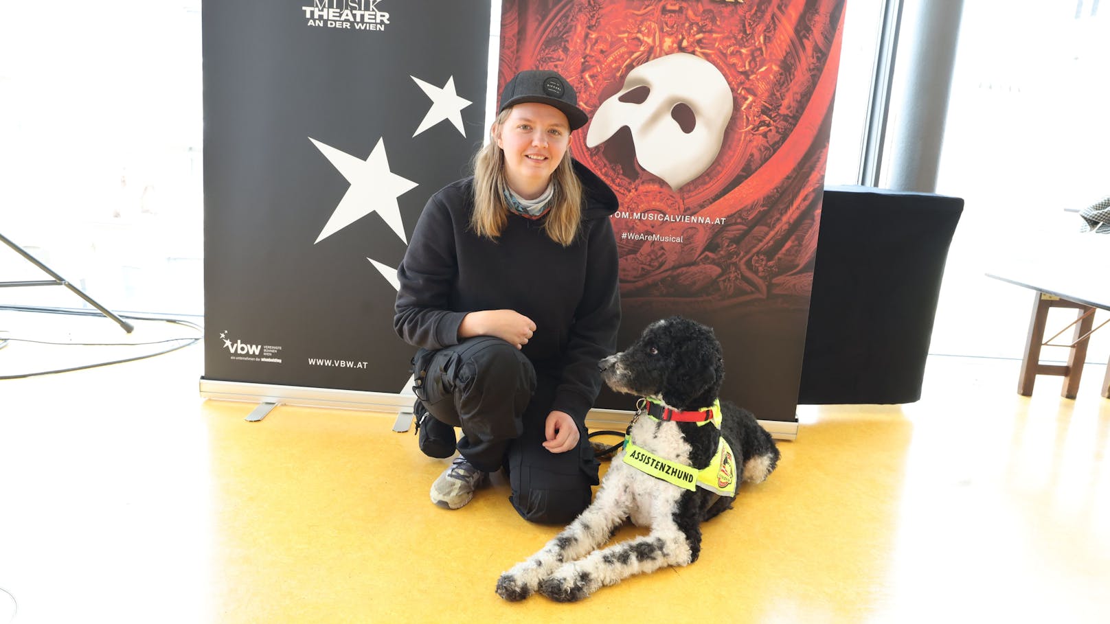 Leonie Strahl, VBW-Mitarbeiterin mit Autismus und Hund Magic