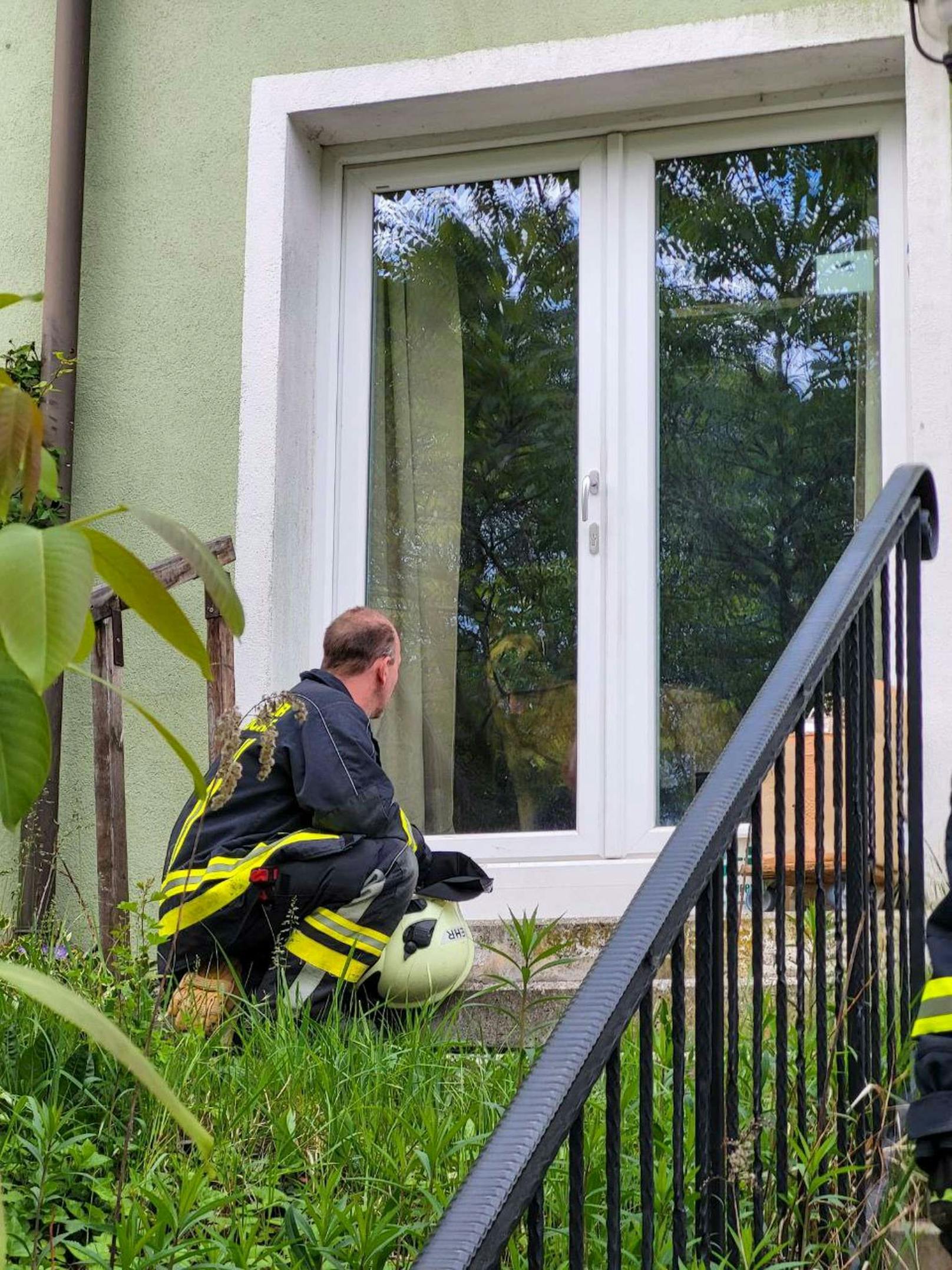 Der Schäferhund bewachte das Haus und hinderte die Einsatzkräfte bei der Rettungsaktion.