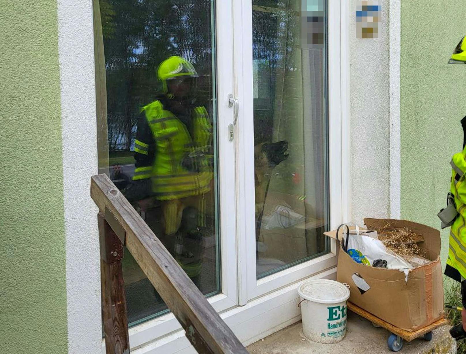 Die Einsatzkräfte mussten auf einen Bekannten warten, um ins Haus zu kommen.