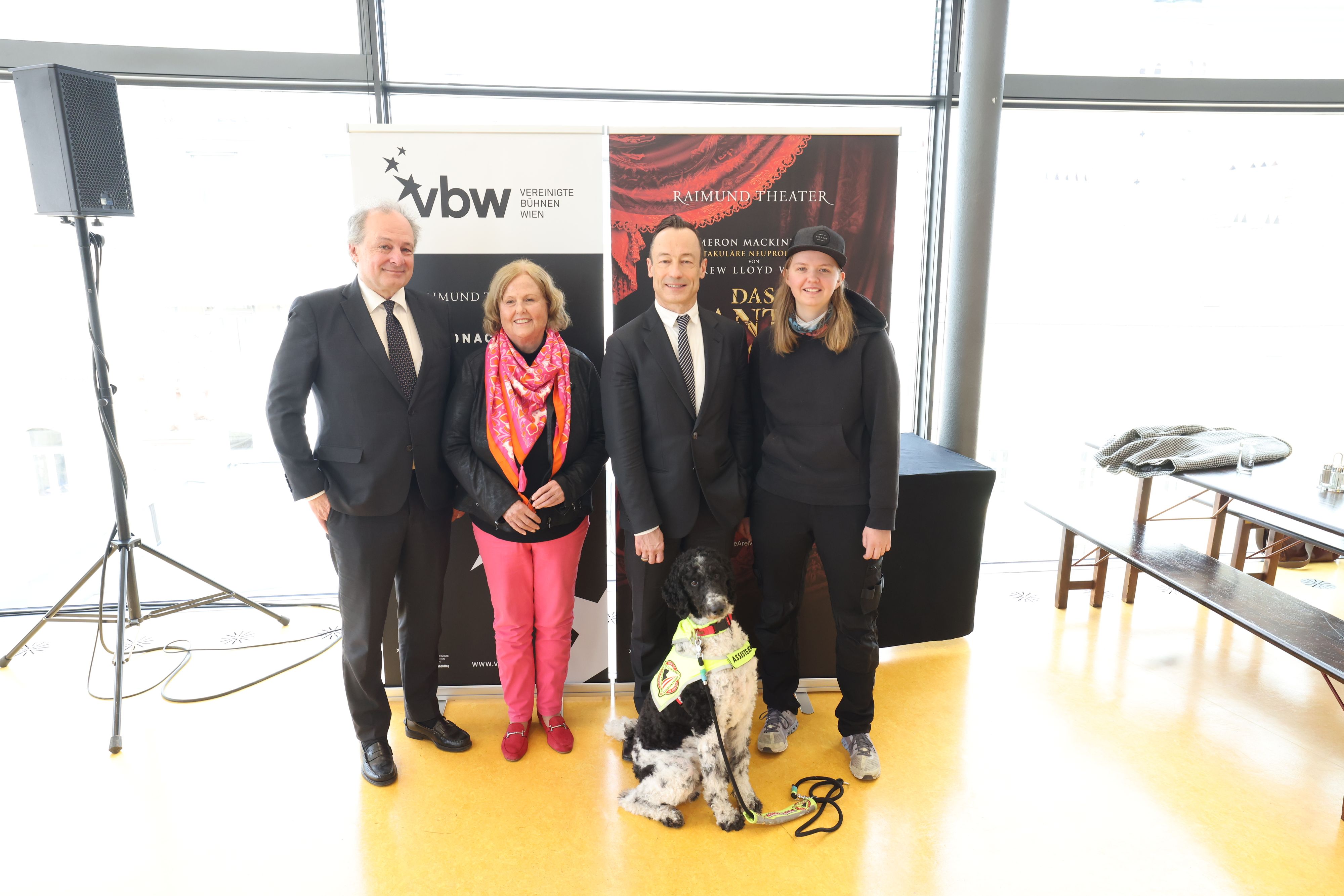 Franz Patay, Geschäftsführer der Vereinigten Bühnen Wien, Jutta Steidl, Österreichische Autistenhilfe, Christian Struppeck, Musical-Intendant der Vereinigten Bühnen Wien und Leonie Strahl, VBW-Mitarbeiterin mit Autismus und Hund Magic (v.l.).