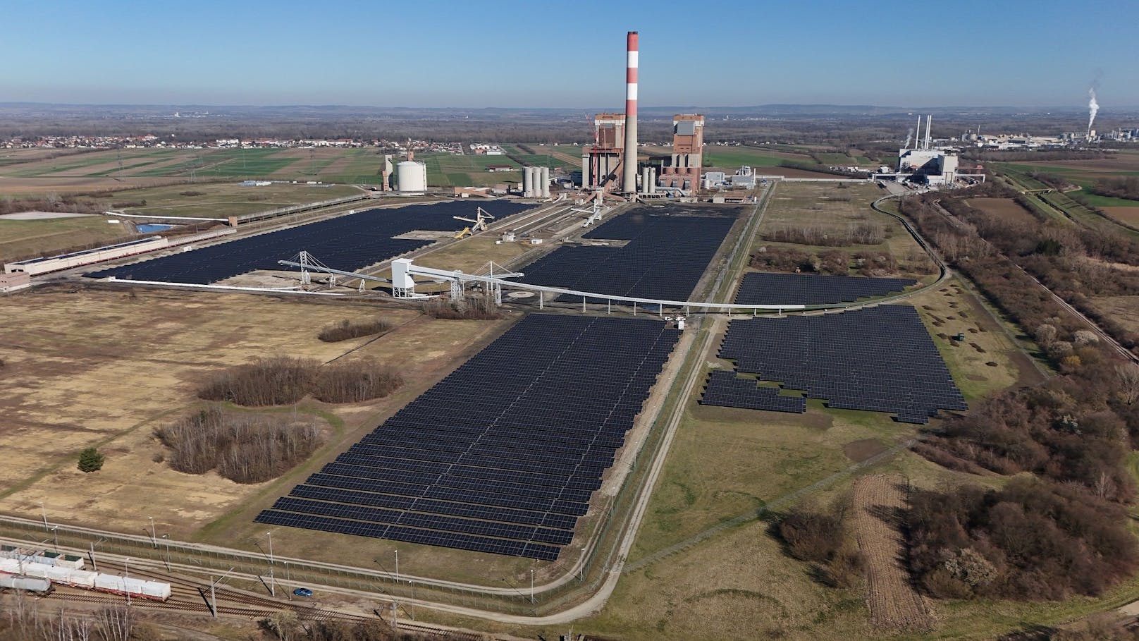 Auf einer Fläche von 23 Hektar erstrecken sich über 35.000 Photovoltaik Paneele