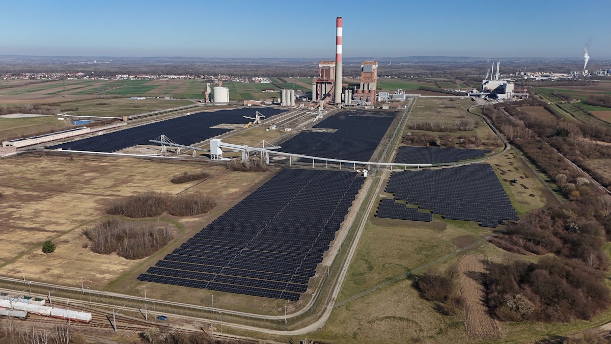 Auf einer Fläche von 23 Hekta erstrecken sich über 35.000 Photovoltaik Paneele