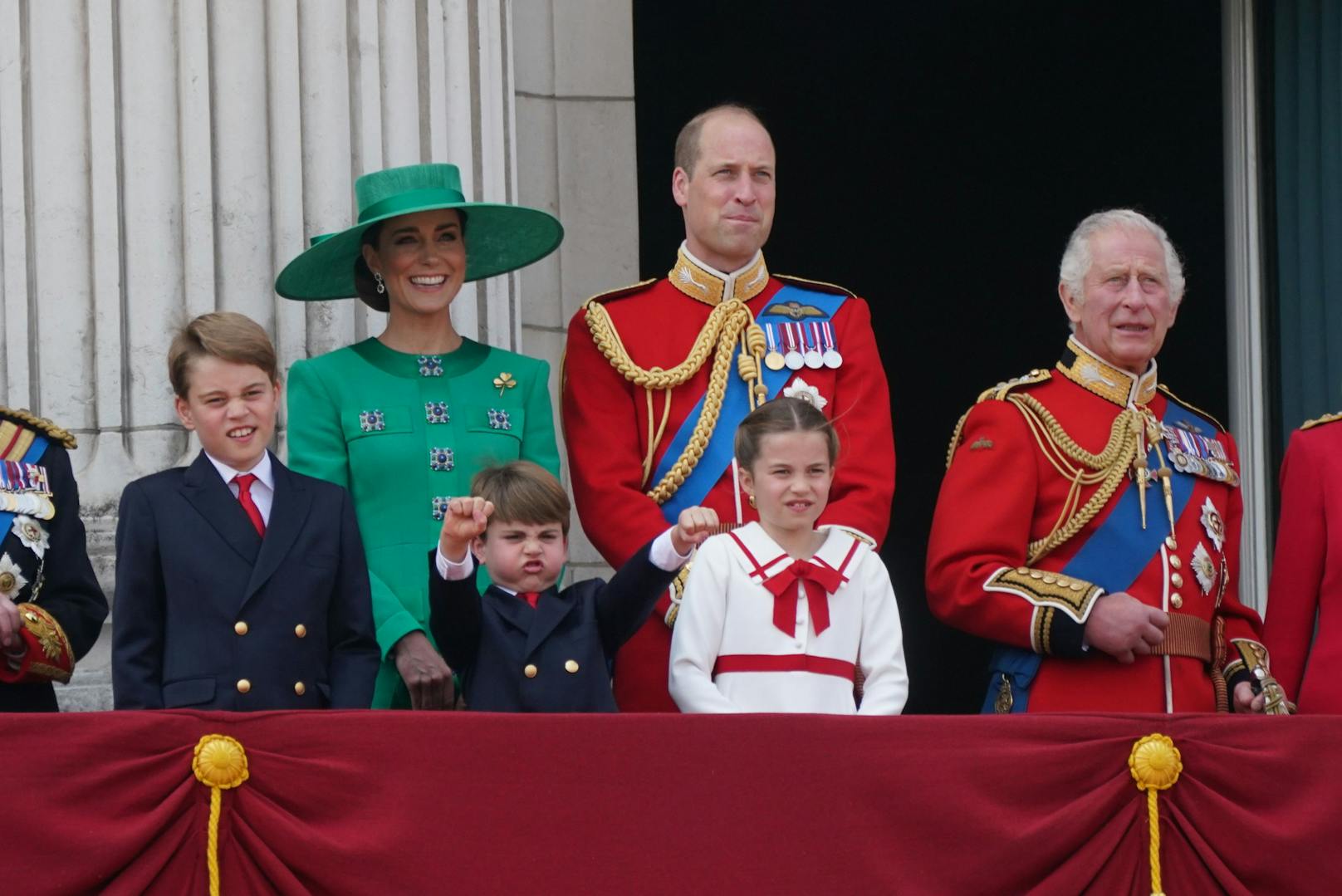 Wie hier beim Überflug nach der Trooping the Colour Zeremonie, als König Charles III. seinen ersten offiziellen Geburtstag als Souverän feierte.