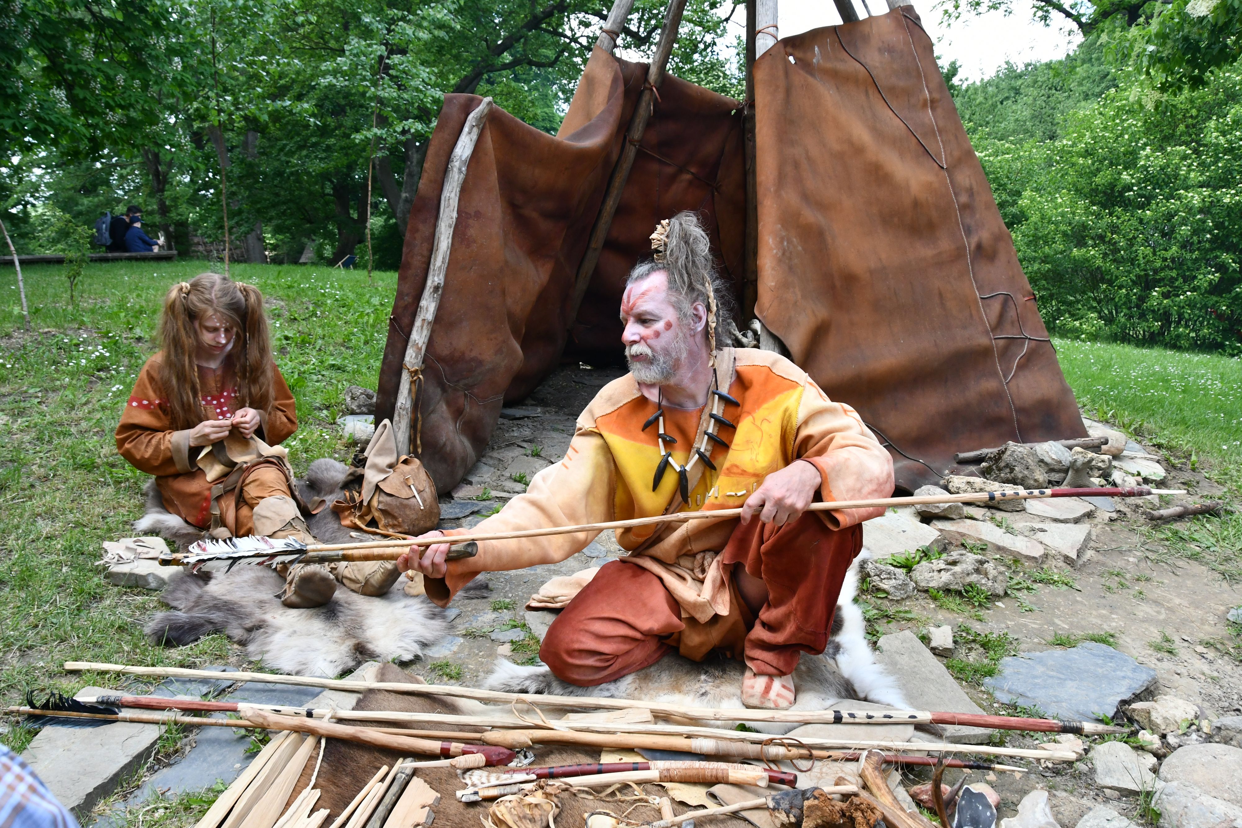 Darstellung mit Jagd/Farben der Altsteinzeit/Werkzeug (Faustkeil – das Werkzeug der Urgeschichte + Speer/Speerschleuder)