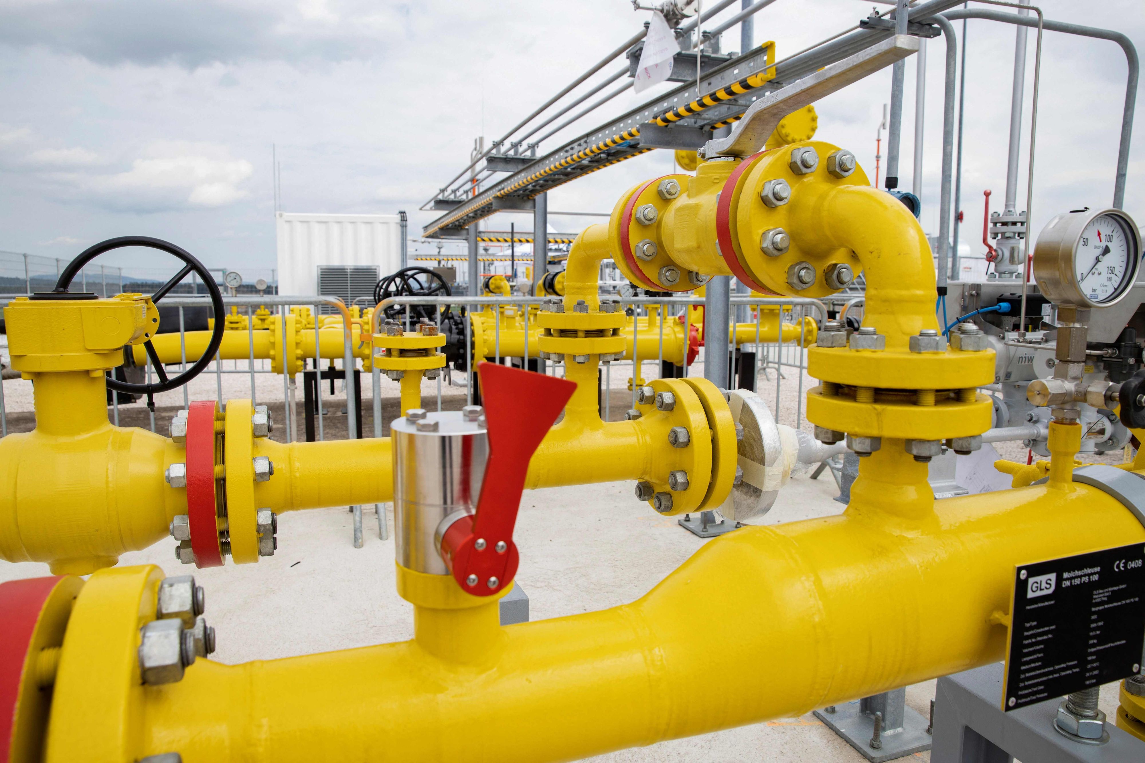 Die grüne Zukunft nach dem Ausstieg aus Putins Gas? Diese Rohrleitungen gehören zur Elektrolyse-Anlage des 'Underground Sun Storage' in Gampern, Oberösterreich. Hier wird in einer alten Gaslagerstätte Wasserstoff gespeichert.