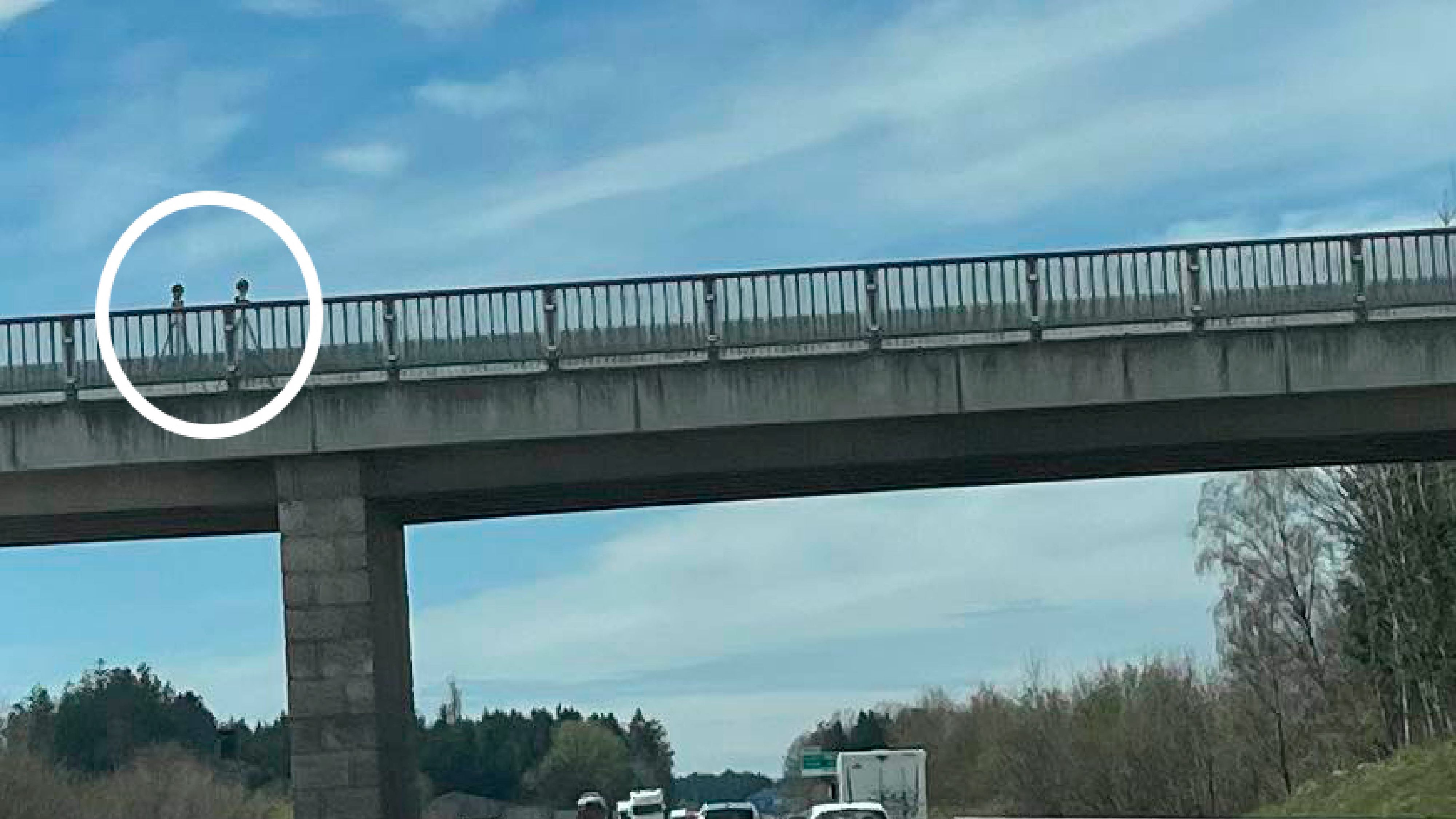 Ein Facebook-User hat die unerbittliche Technologie auf einer Autobahnbrücke fotografiert.