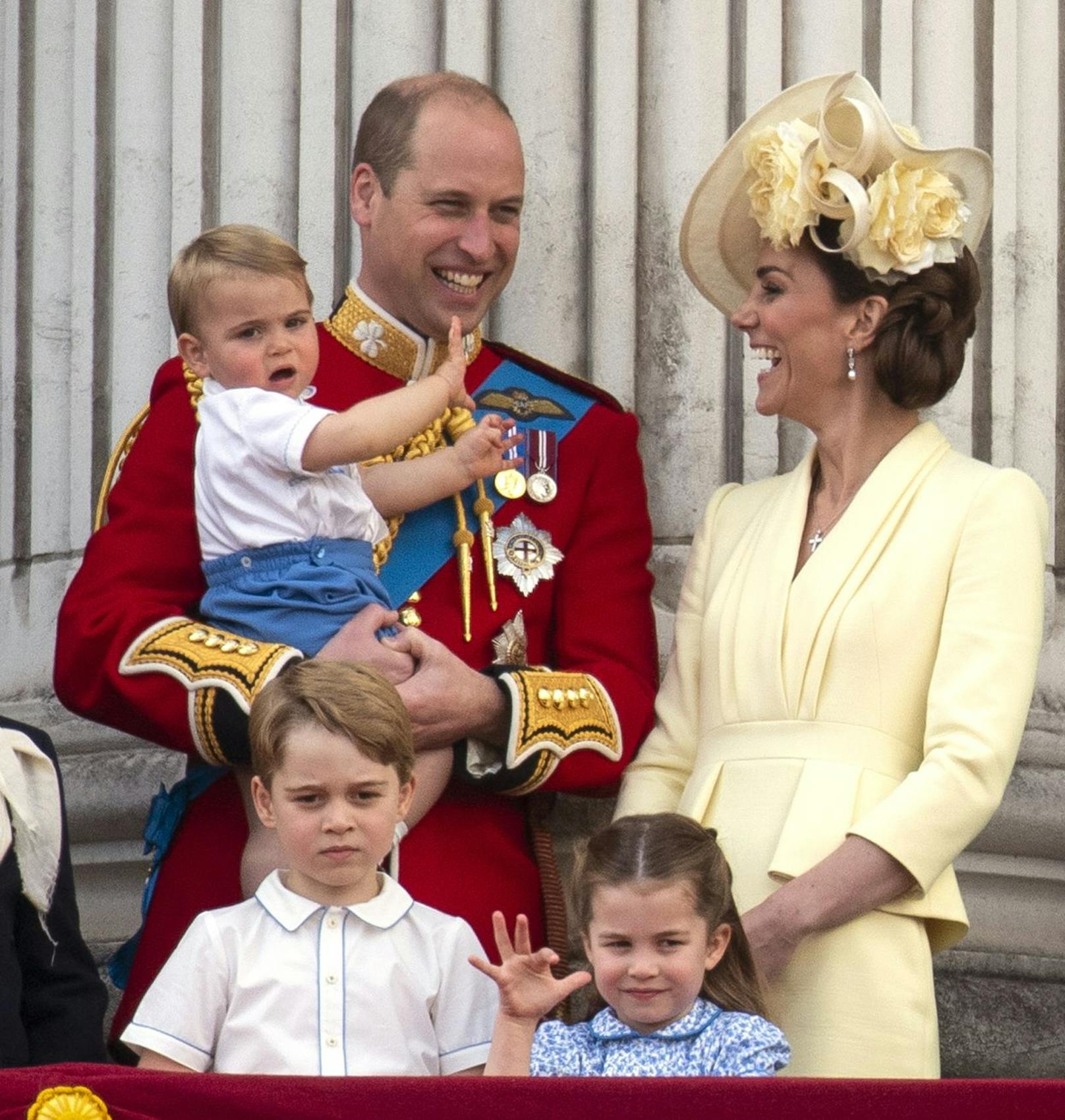 Das Foto, datiert vom 8. Juni 2019, zeigt den Herzog und die Herzogin von Cambridge mit ihren Kindern auf dem Balkon des Buckingham Palace, wie sie den Überflug nach der Zeremonie "Trooping the Colour" beobachten.