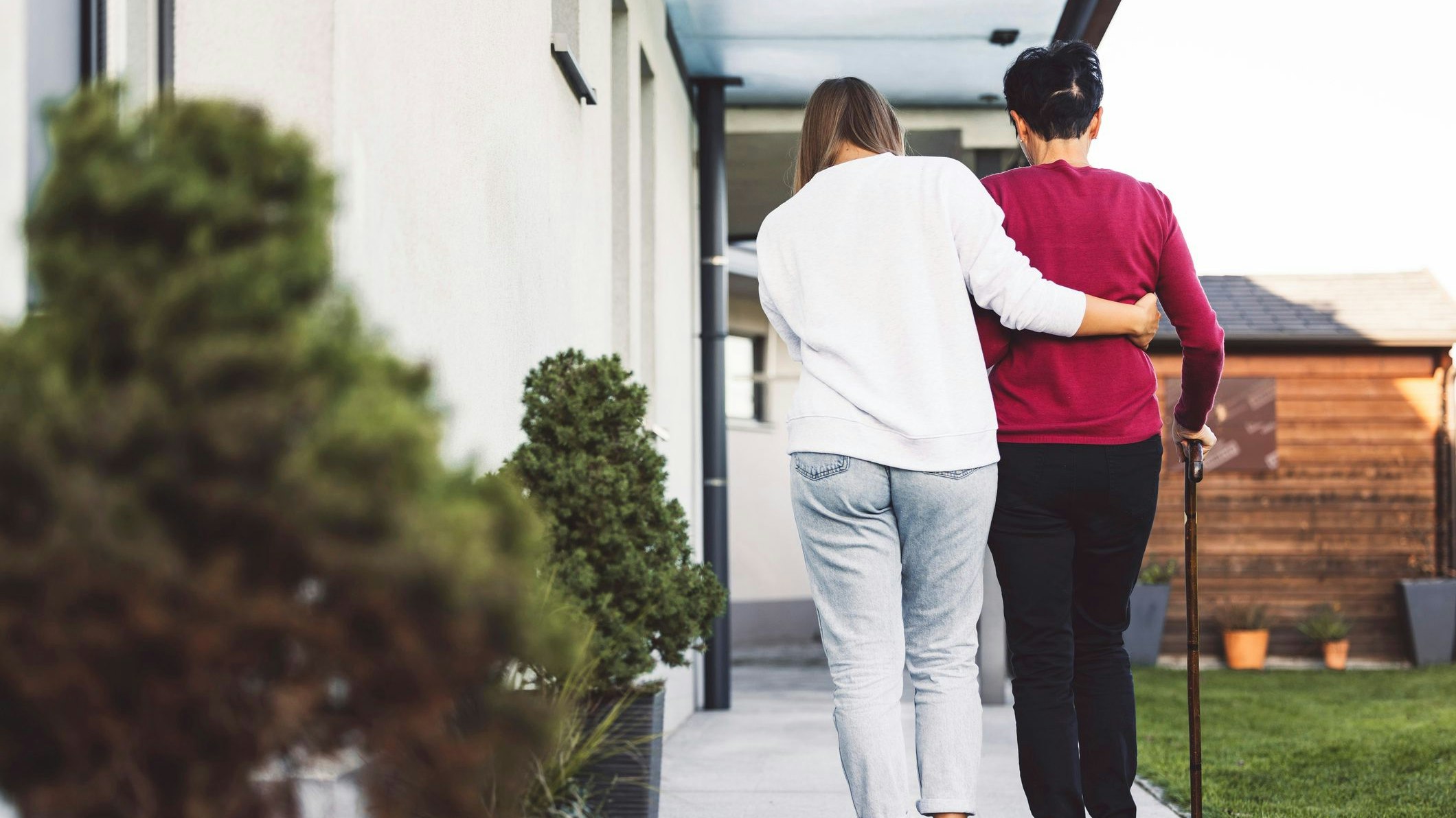 Eine Pflegekraft mit einer älteren Frau