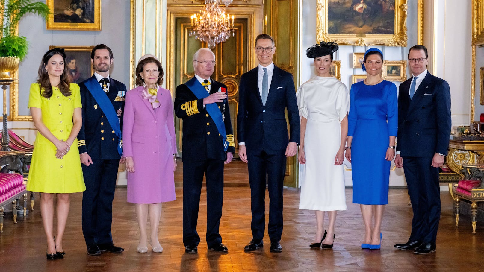 Prinzessin Sofia von Schweden, ihr Ehemann Prinz Carl Philip, Königin Silvia von Schweden, König Carl Gustav, der finnische Präsident Alexander Stubb, seine Ehefrau Suzanne, Kronprinzessin Victoria und Prinz Daniel (v. l.) beim Staatsbesuch am 23. April 2024 in Schweden.