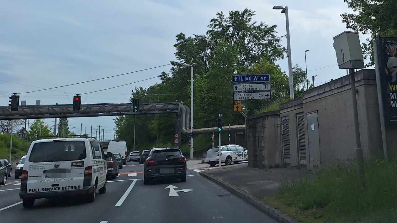 An manchen Ampeln ist ein kleines Gerät zu sehen, so wie hier in der Linzer Aigengutstraße. Dabei handelt es sich meist um "Rotblitzer". Die Strafen sind teils hoch.