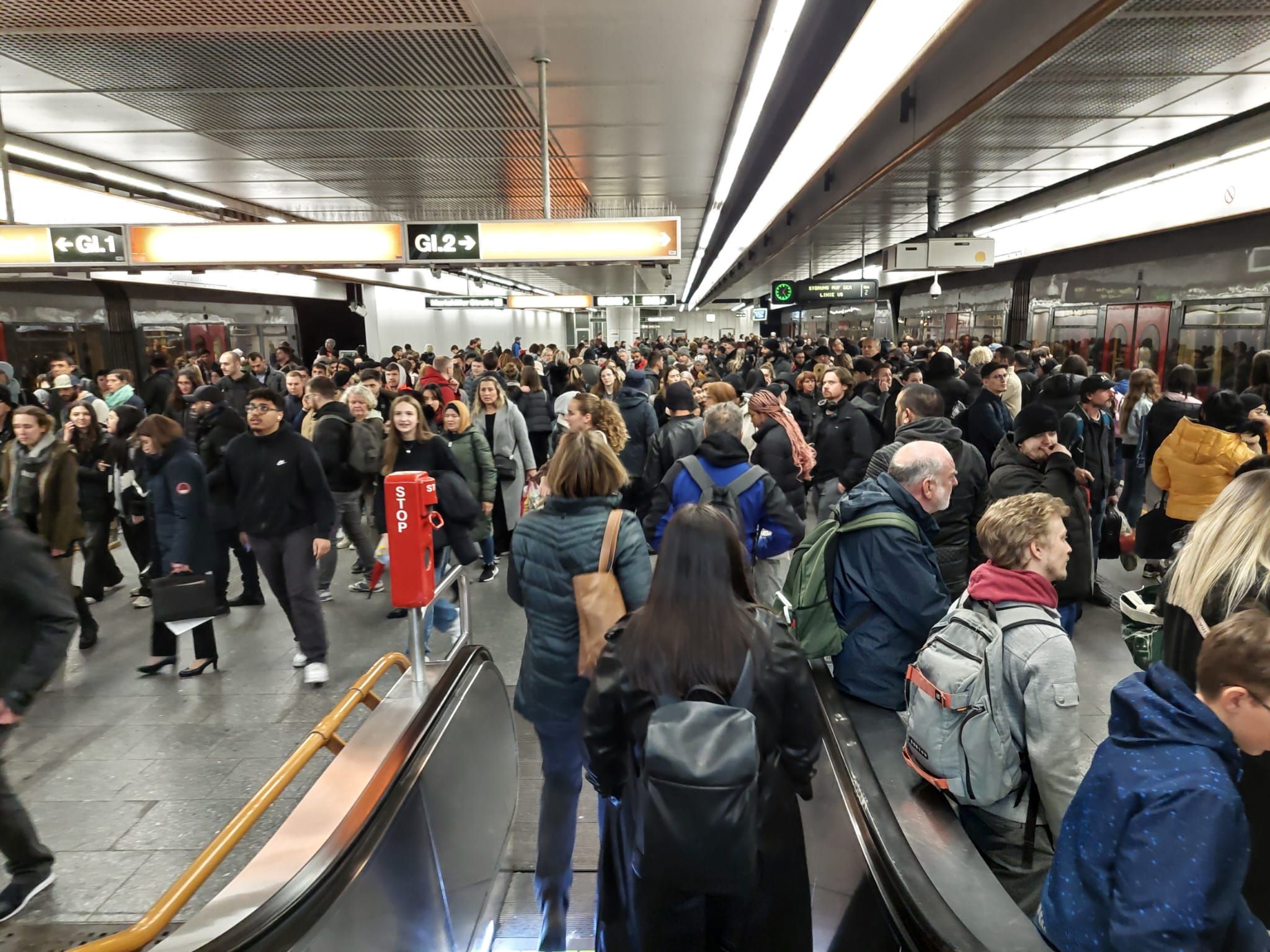 Am Westbahnhof warteten dutzende Wiener auf die nächste U6.