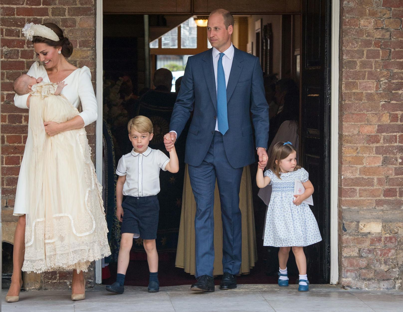 Am 09. Juli erfolgte die Taufe des dritten Kindes von Prinz William und Prinzessin Kate. Hier mit Prinz George und Prinzessin Charlotte.
