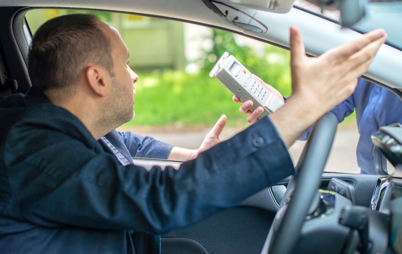 Ein 40-jähriger Belgier wurde zwei Mal mit 1,6 und 2,1 Promille im Blut beim Autofahren erwischt, obwohl er nichts getrunken hatte (Symbolbild)