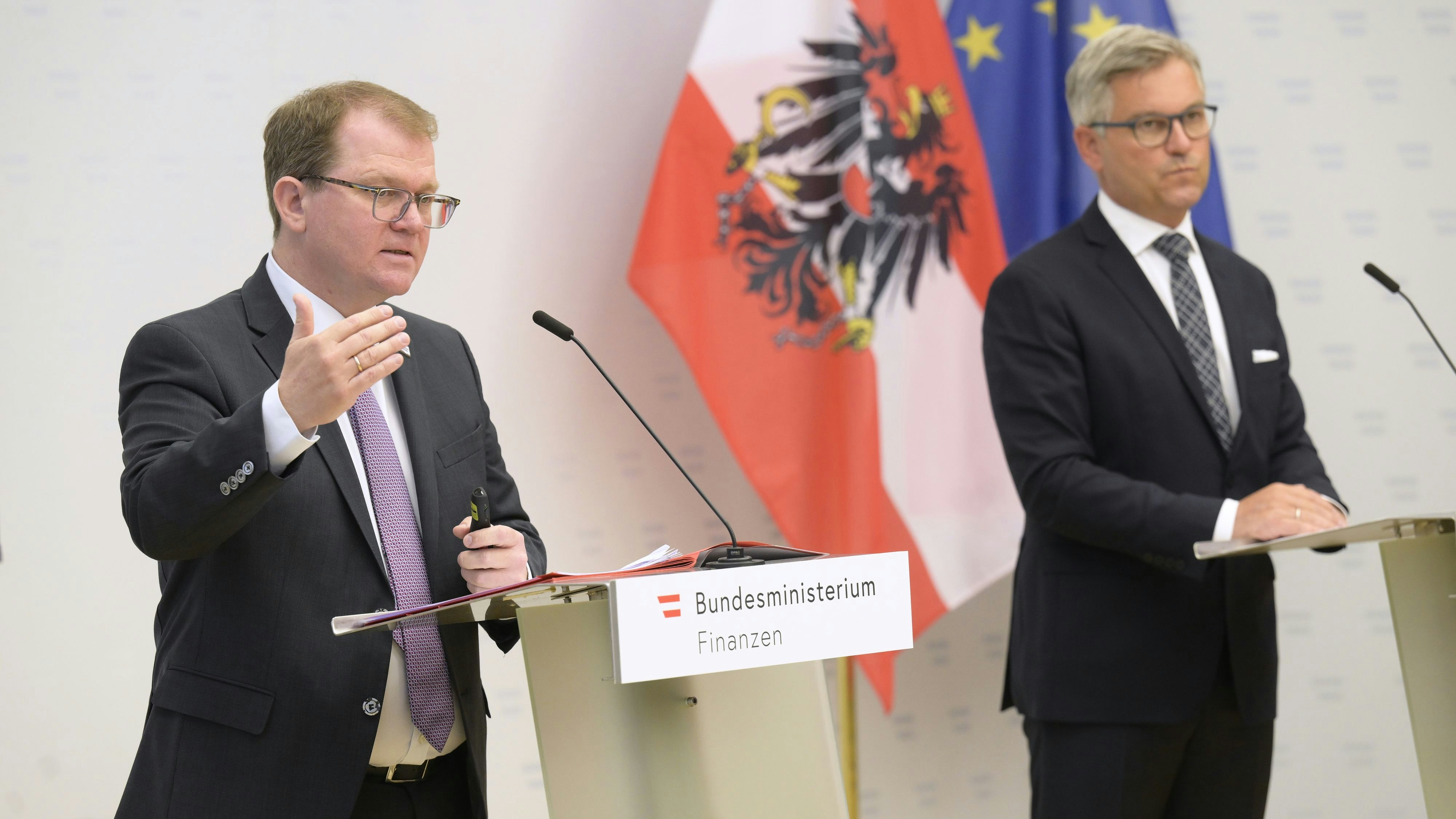 Finanzminister Magnus Brunner (r.) und Markus Stix, Geschäftsführer der Österreichischen Bundesfinanzierungsagentur, bei der Präsentation von Bundesschatz.at