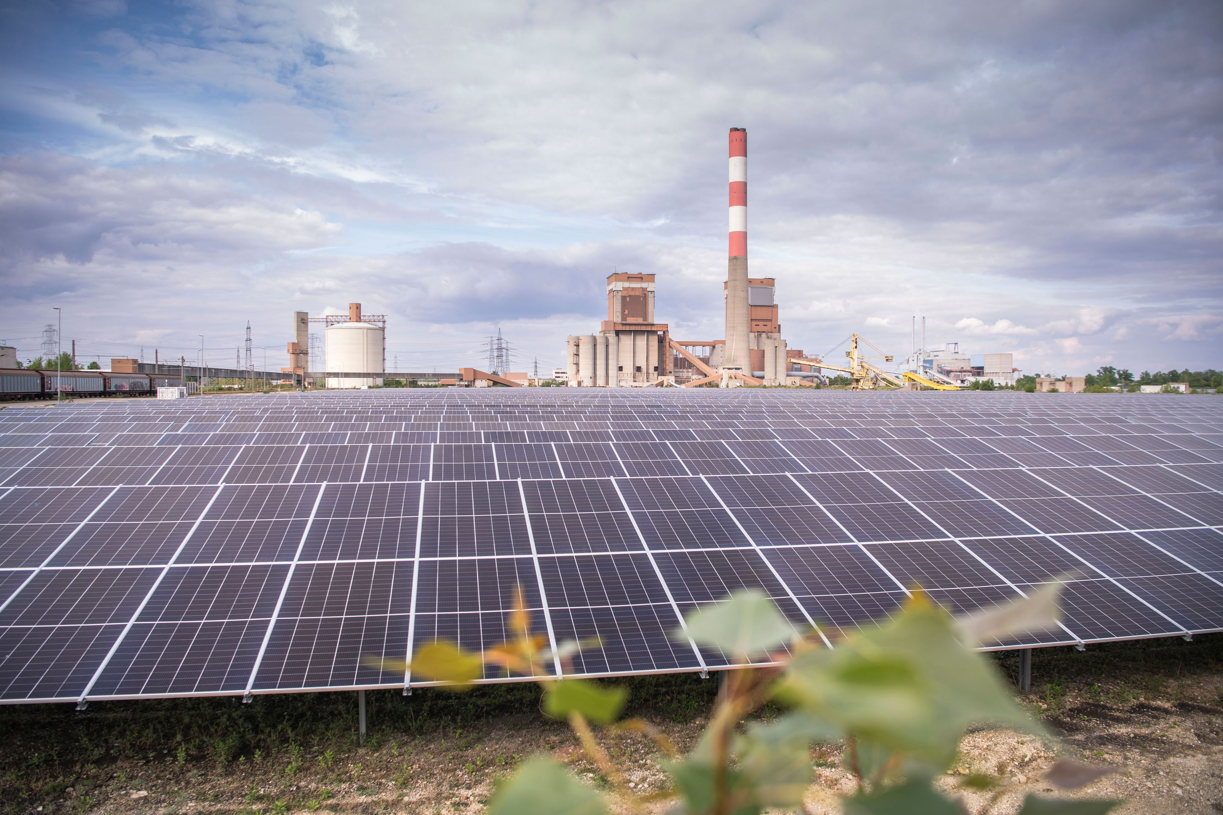 Die PV-Anlage in Dürnrohr ist eine der größten Österreichs. Im Hintergrund ist noch das alte Kohlekraftwerk zu sehen.