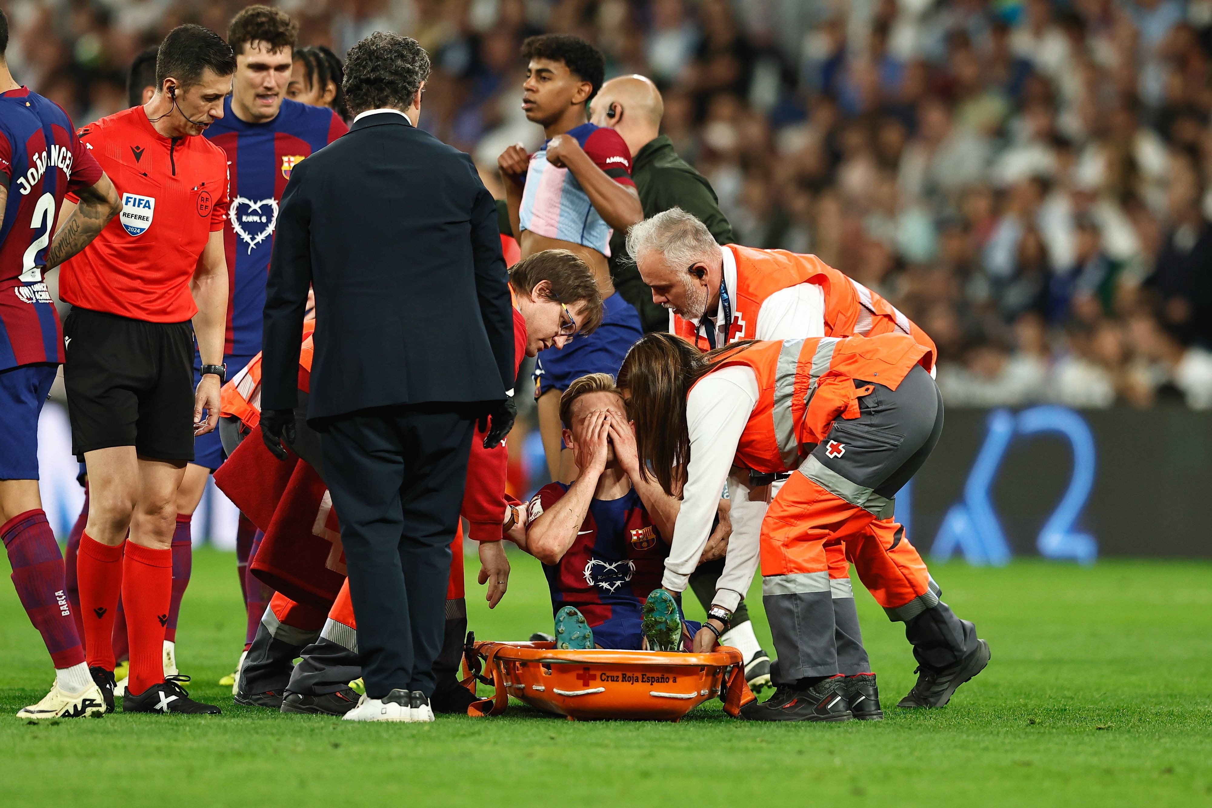 Frenkie de Jong verletzte sich im Clasico.