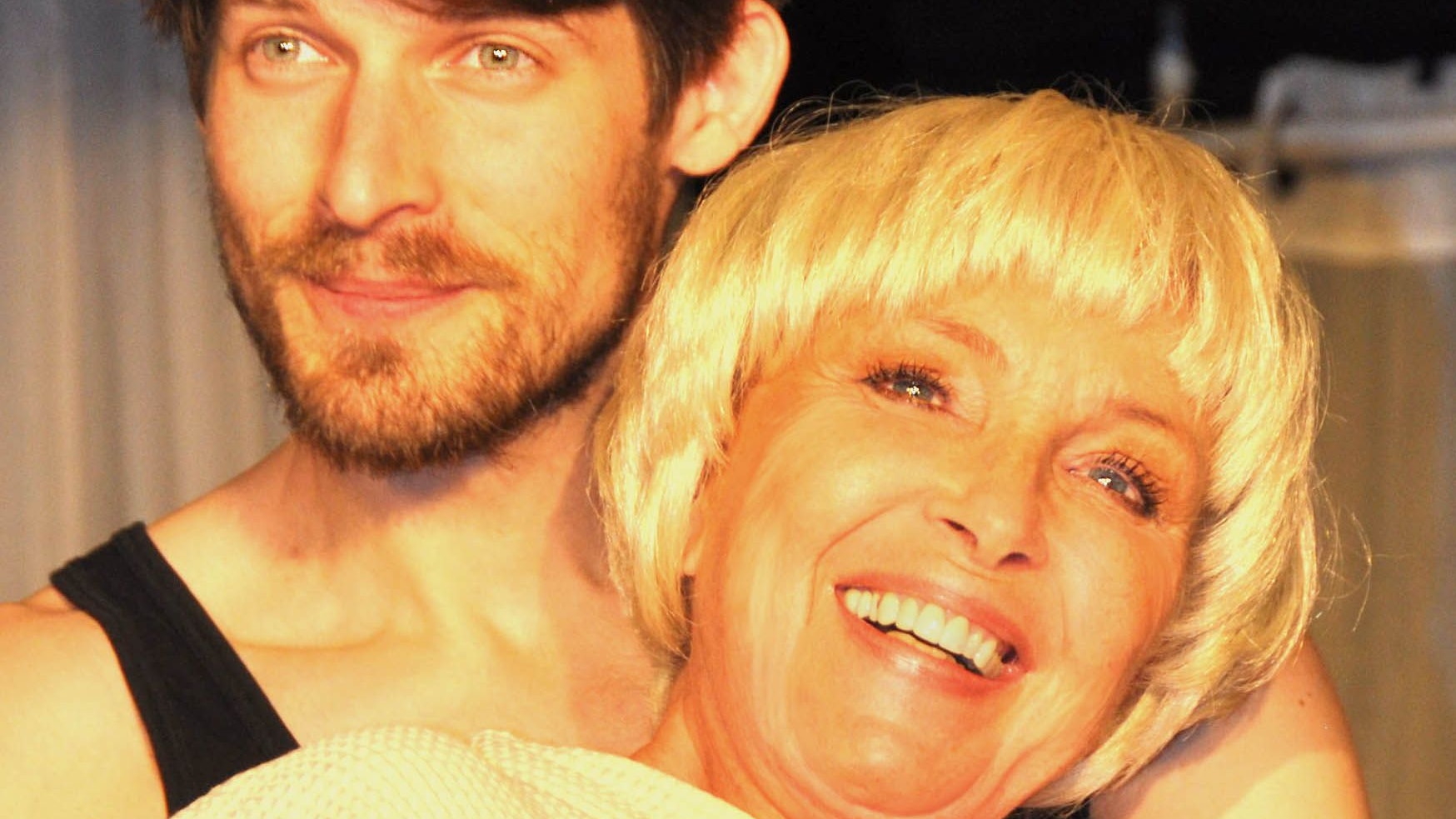 Glücklich sein mit einem jüngeren Liebhaber - das Thema des Abends auf der Theaterbühne