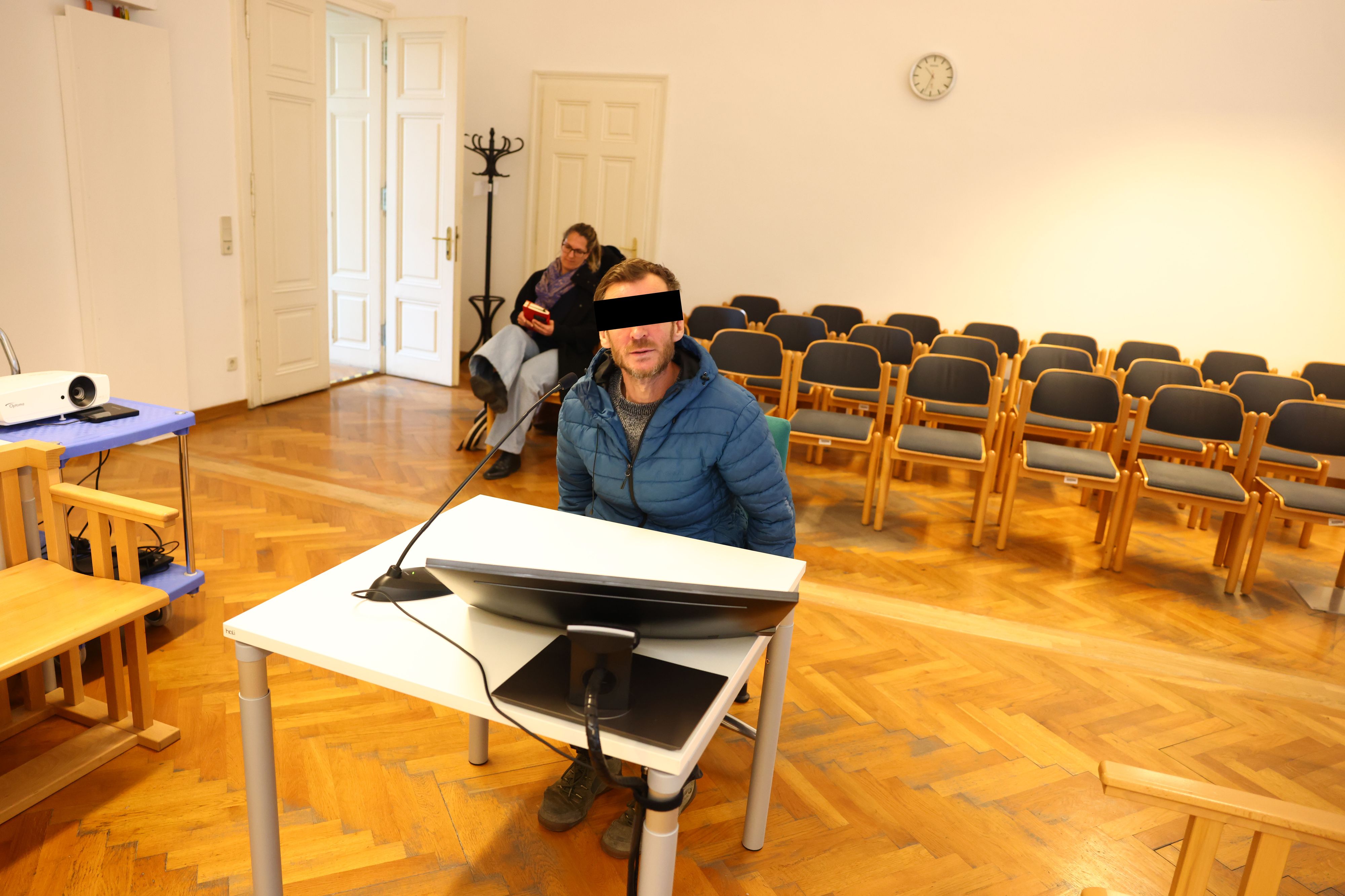 Der Angeklagte erschien alleine am Wiener Landl und bestritt die schockierenden Vorwürfe.
