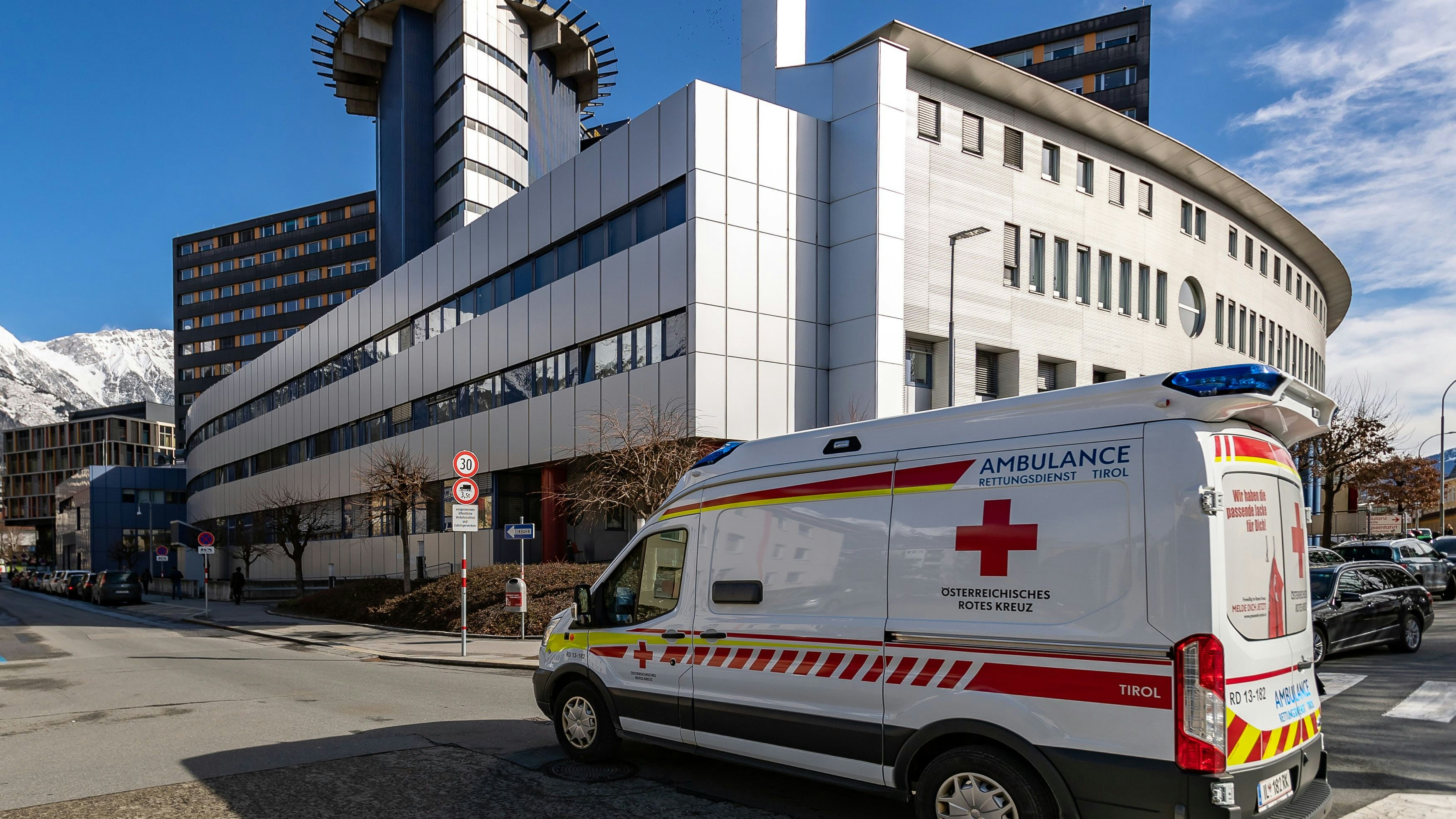 Heute.at - 5-jähriges Kind stürzt aus Fenster – Polizei ermittelt