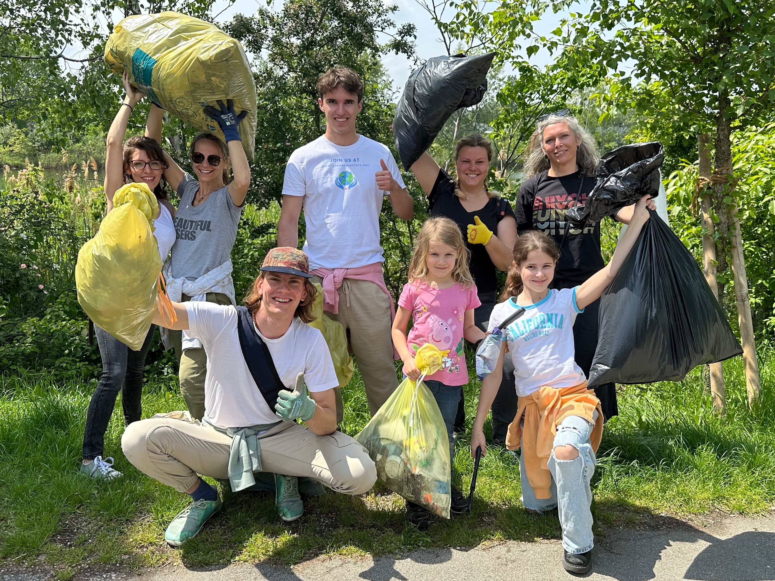 Felix Krainer (Mitte) kommt aus Velden am Wörthersee und befreit mit seinen Followern Grünflächen sowie Meere weltweit vom Müll.