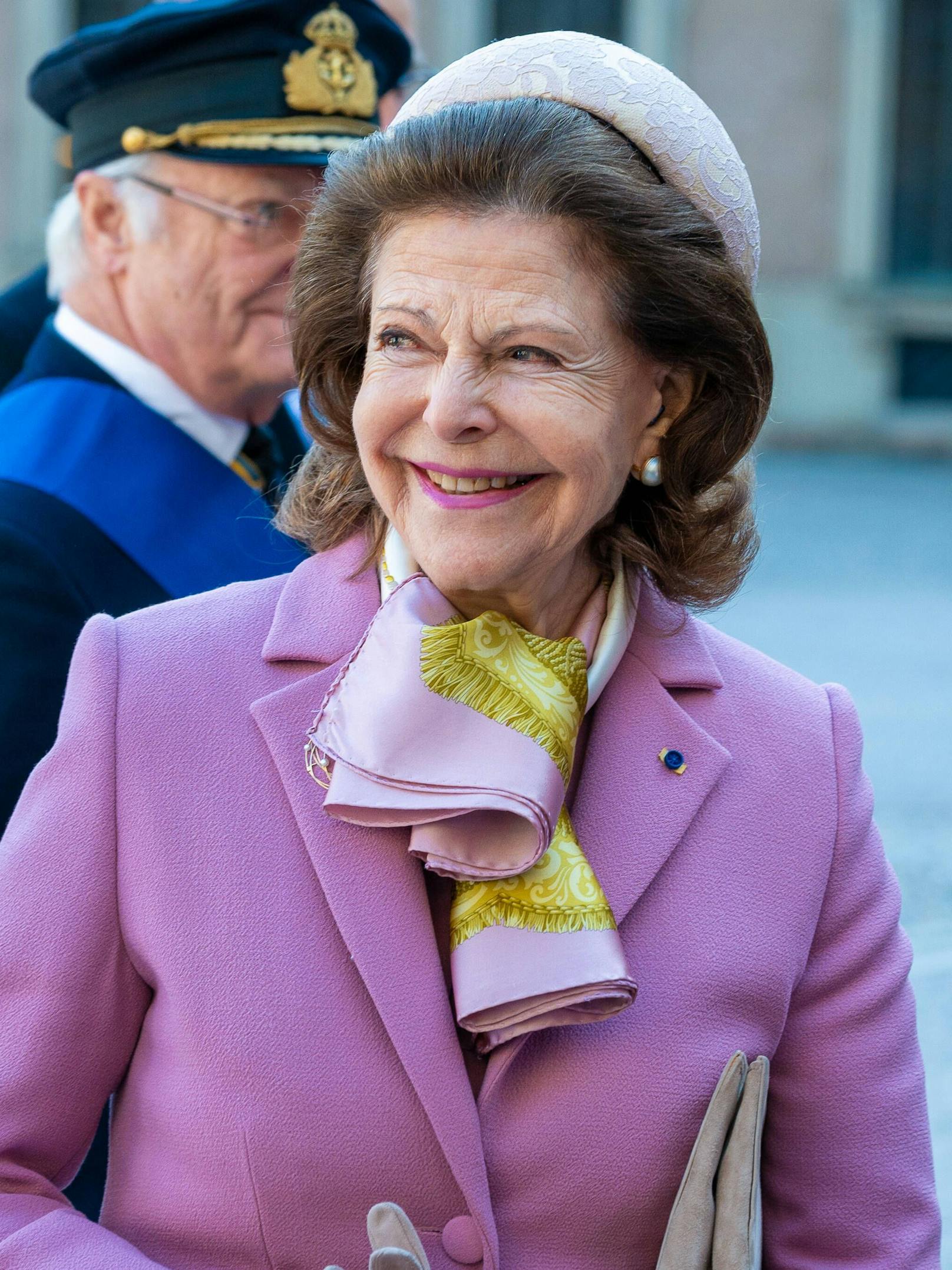 Königin Silvia erinnert mit ihrem lilafarbenen Look an Jackie O.