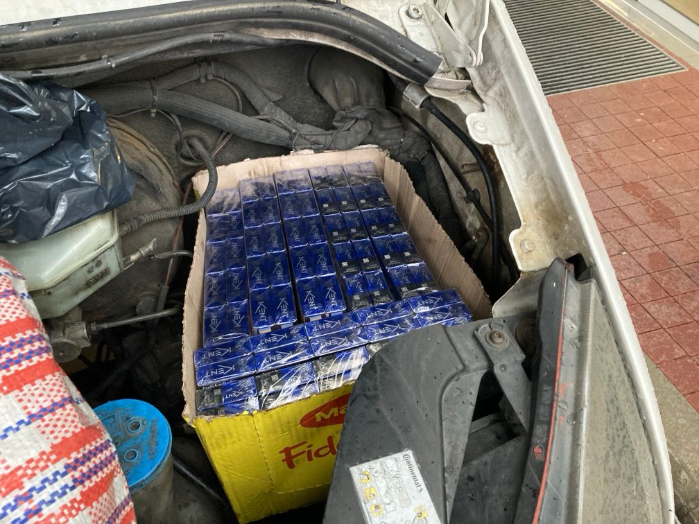 Die Zigaretten wurden im Motorraum transportiert.