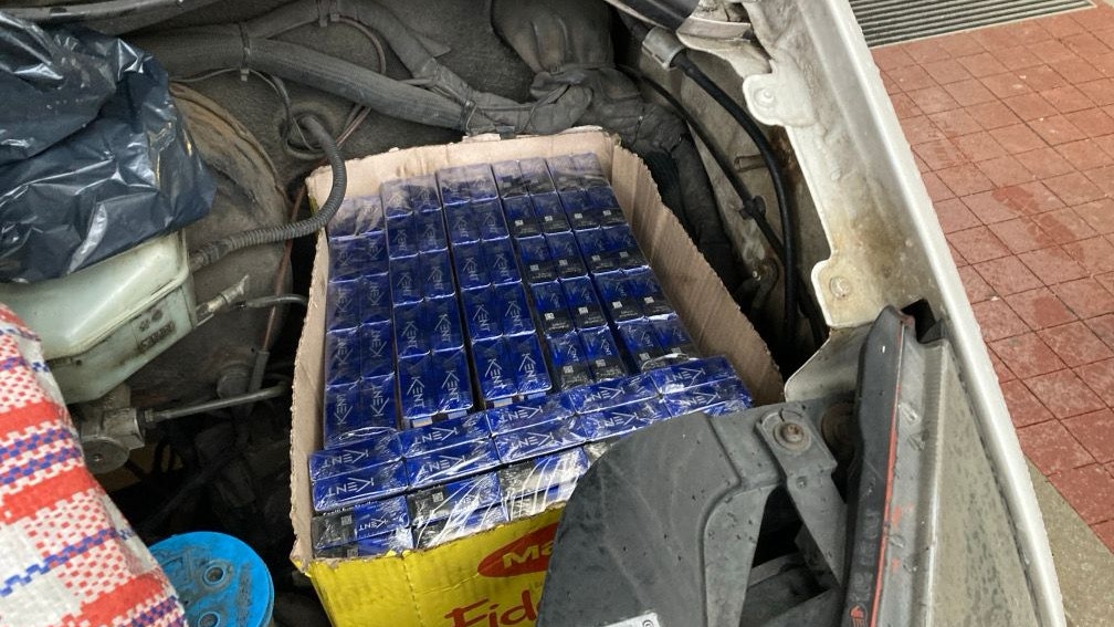 Die Zigaretten wurden im Motorraum transportiert.