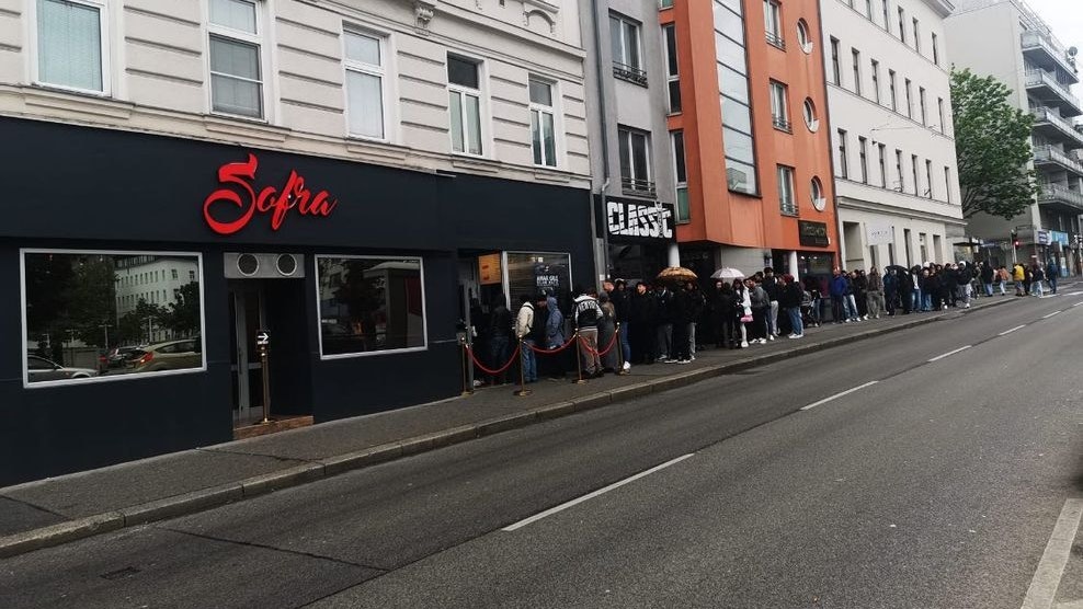 1 Euro! Ćevapi-Aktion in Favoriten lässt Wiener staunen