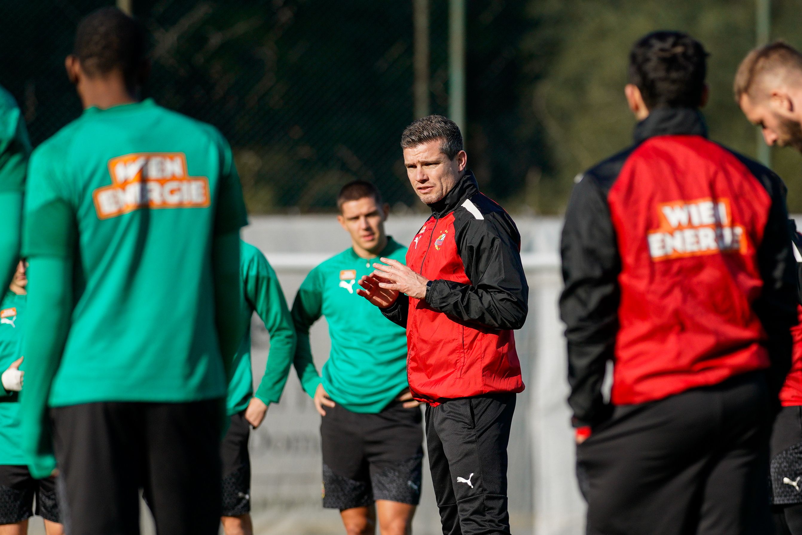 Robert Klauß wird von vielen Augen-Paaren beobachtet.